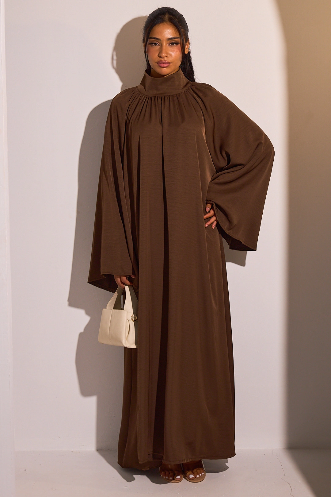 Abaya marron foncé à col montant