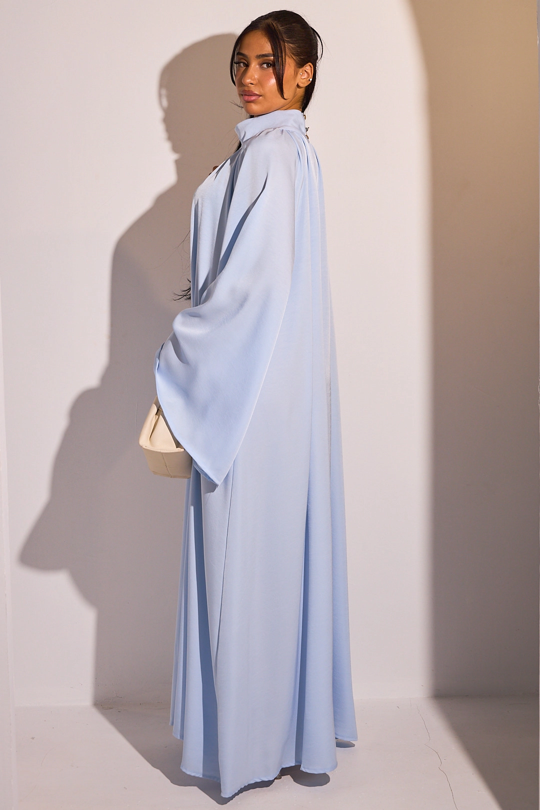 Abaya bleu clair à col montant
