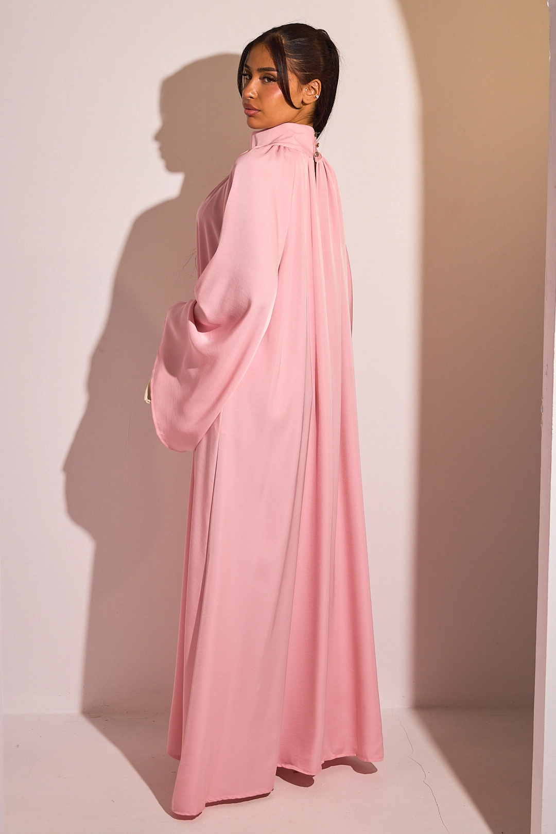 Abaya rose clair à col montant