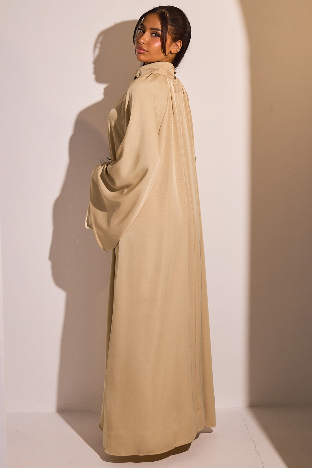Abaya camel à col montant