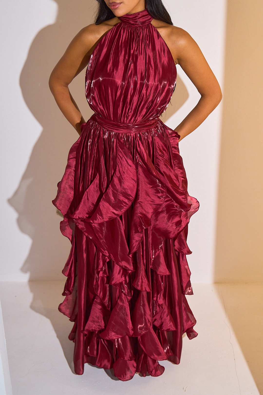 Robe longue satinée sans manches à col montant et à volants de couleur bordeaux
