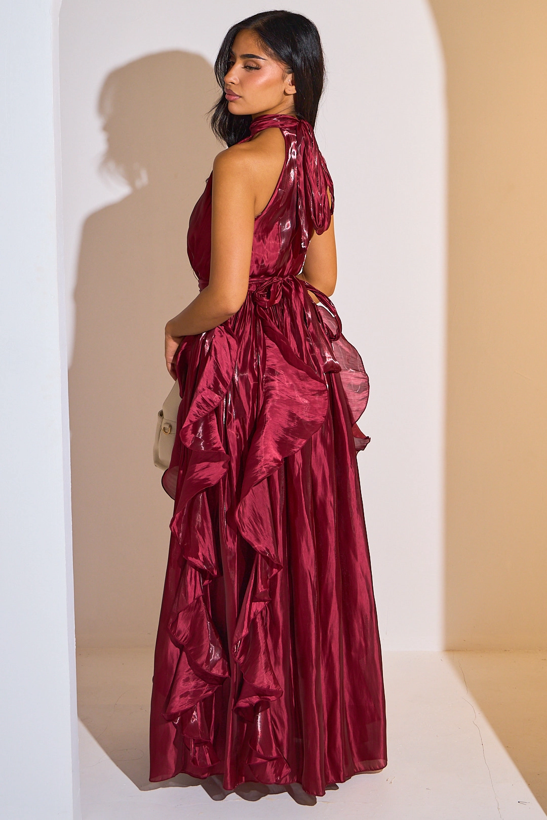 Robe longue satinée sans manches à col montant et à volants de couleur bordeaux