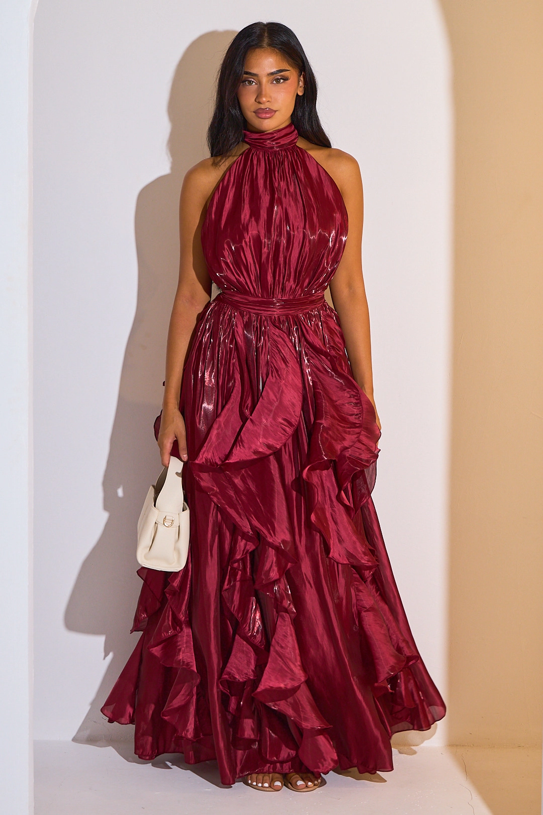 Robe longue satinée sans manches à col montant et à volants de couleur bordeaux