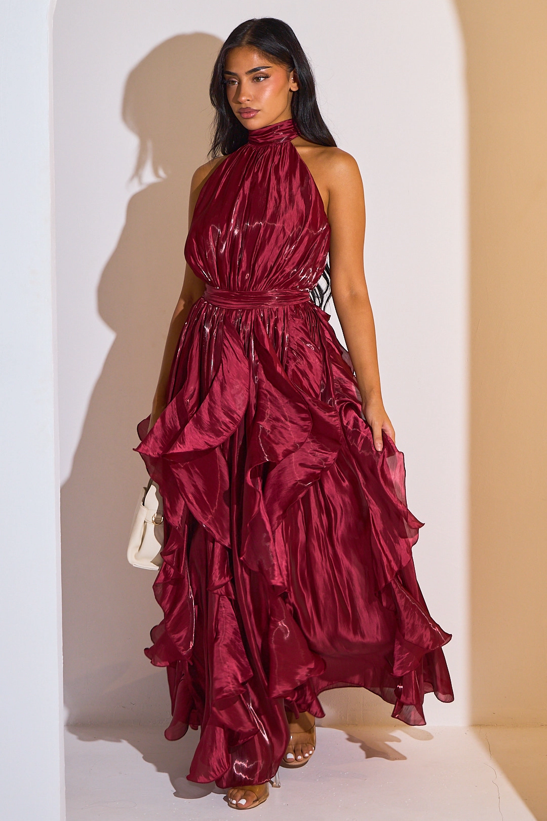 Robe longue satinée sans manches à col montant et à volants de couleur bordeaux