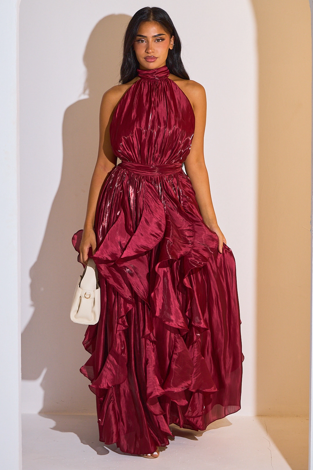 Robe longue satinée sans manches à col montant et à volants de couleur bordeaux