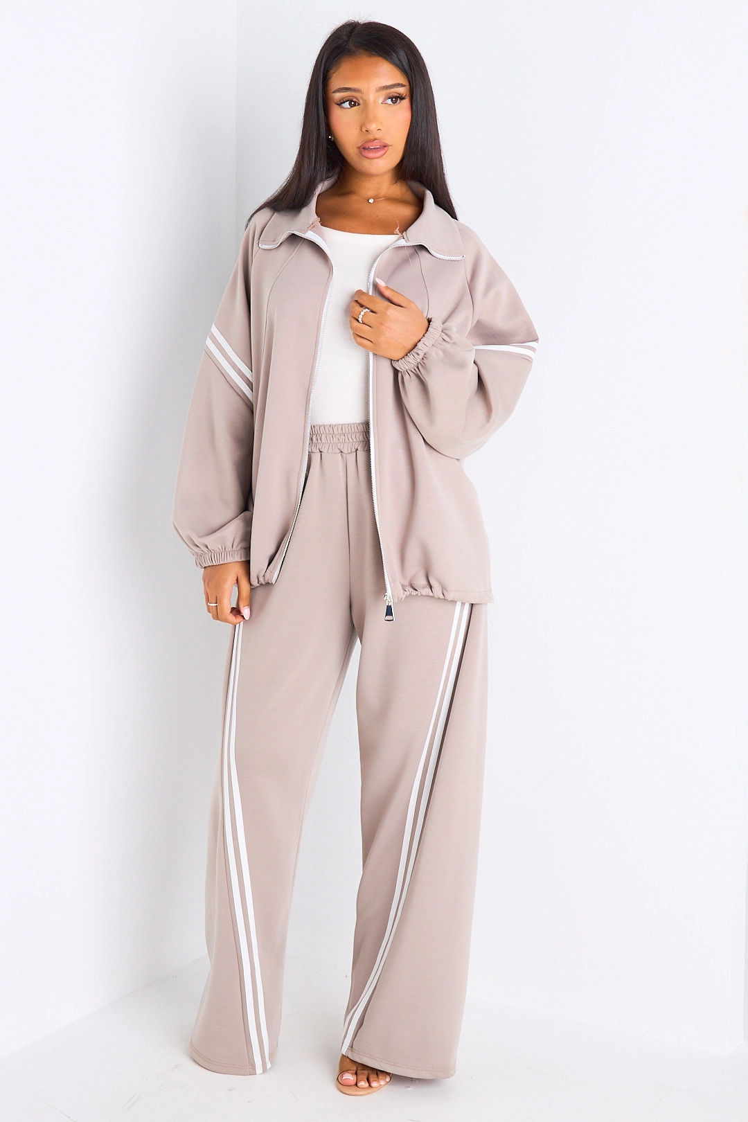 Ensemble de sport à liseré blanc taupe