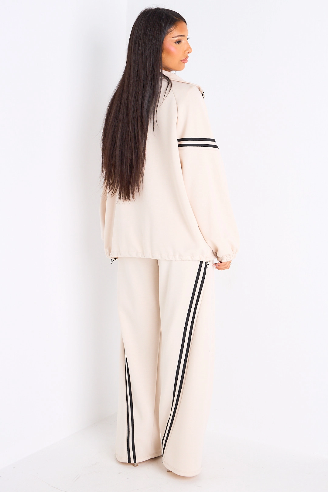 Ensemble de sport beige à liseré noir