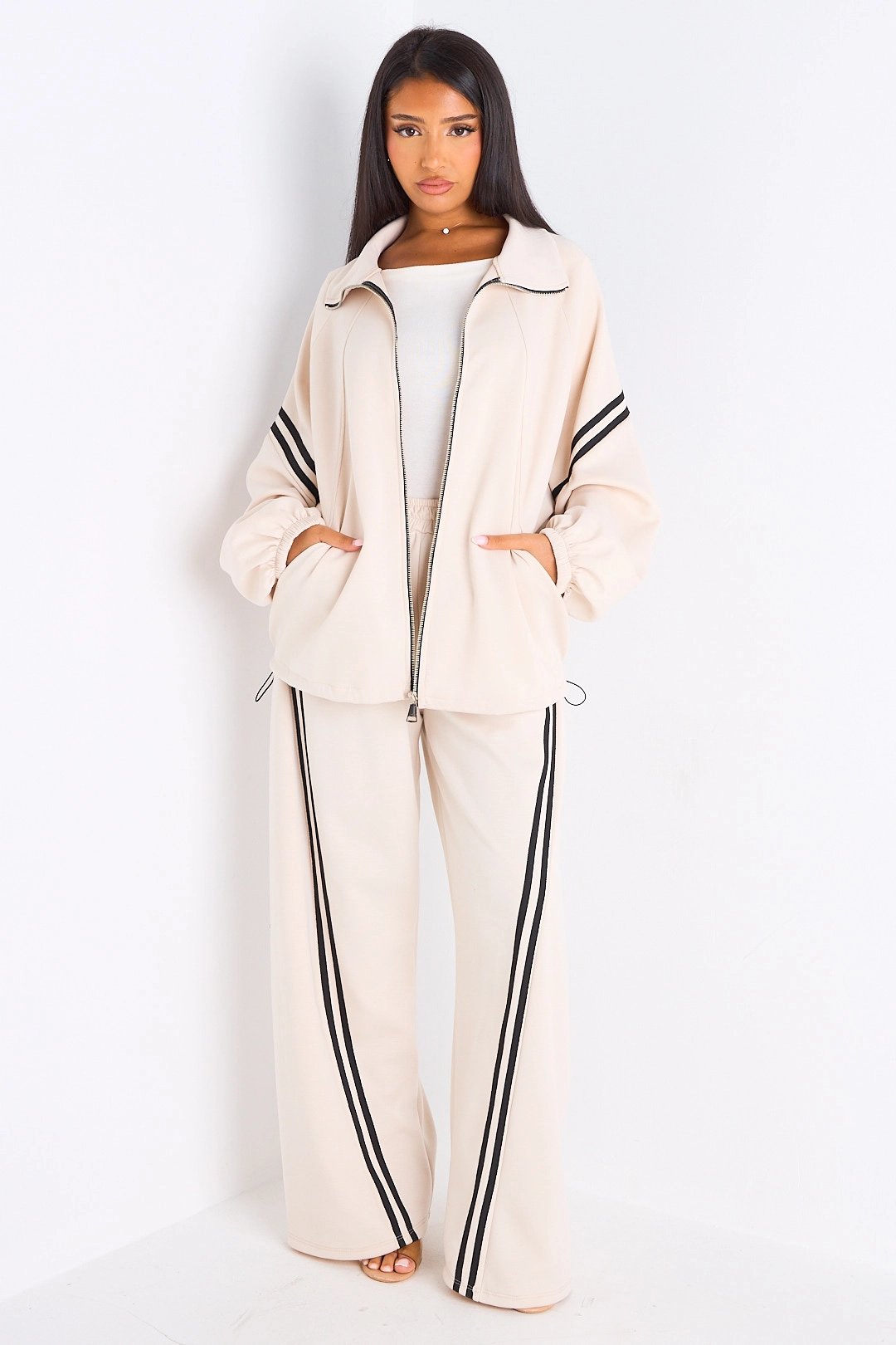 Ensemble de sport beige à liseré noir