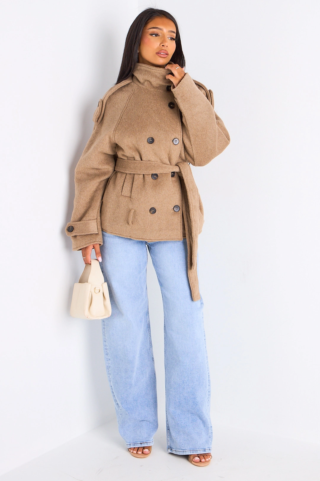 Veste mi-longue duveteuse ceinturée taupe