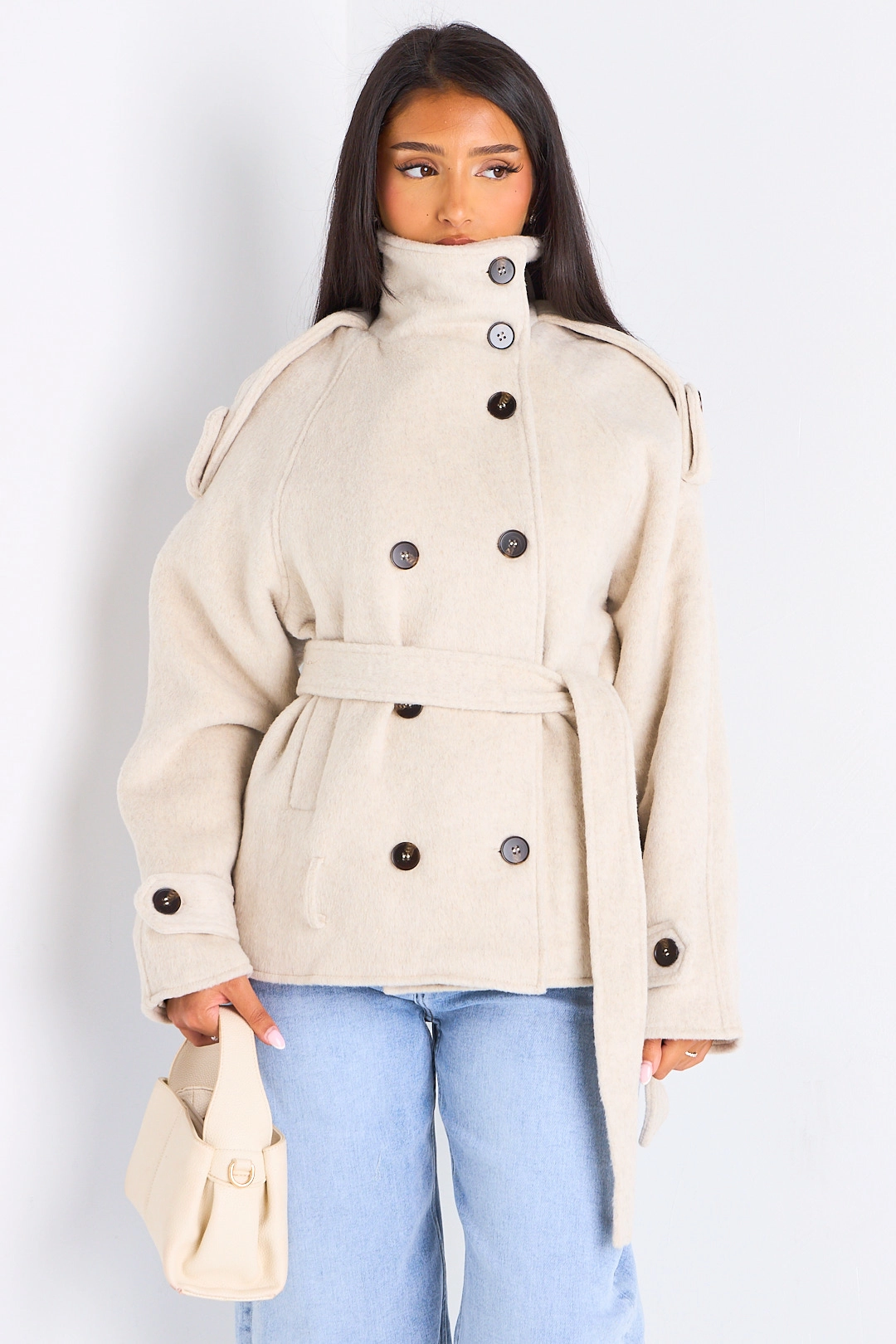 Veste mi-longue duveteuse ceinturée crème