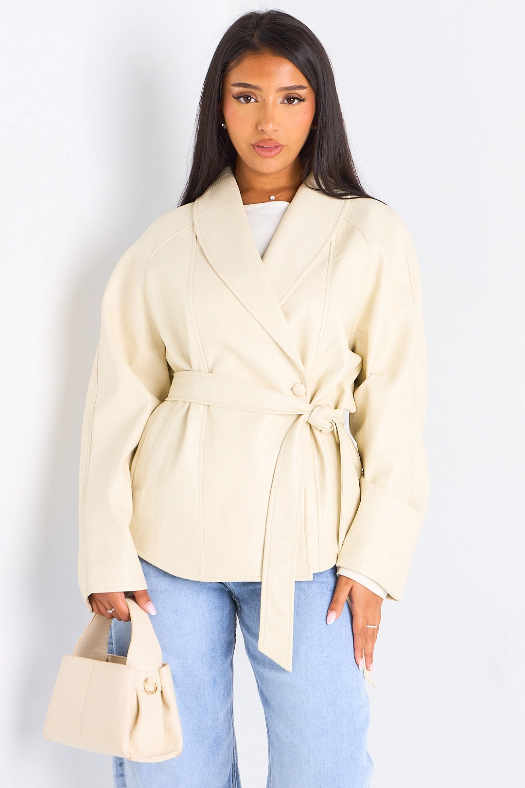 Veste mi-longue en simili cuir crème