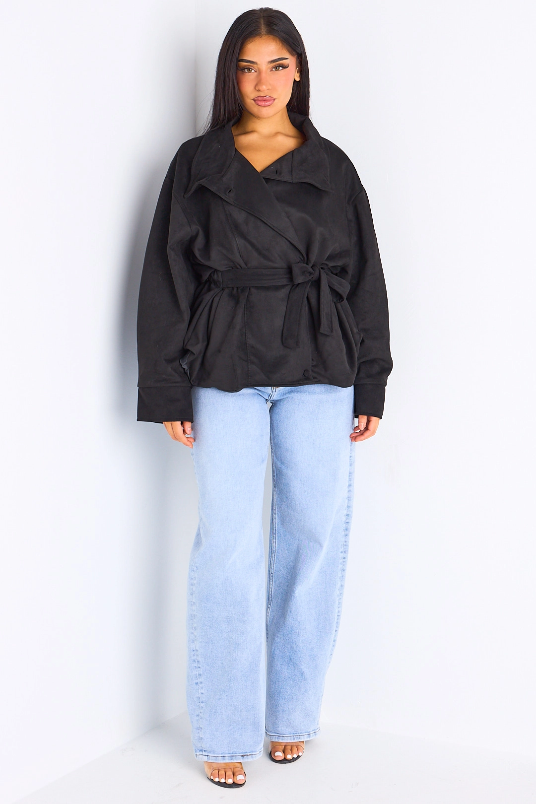 Veste courte en daim ceinturée noire