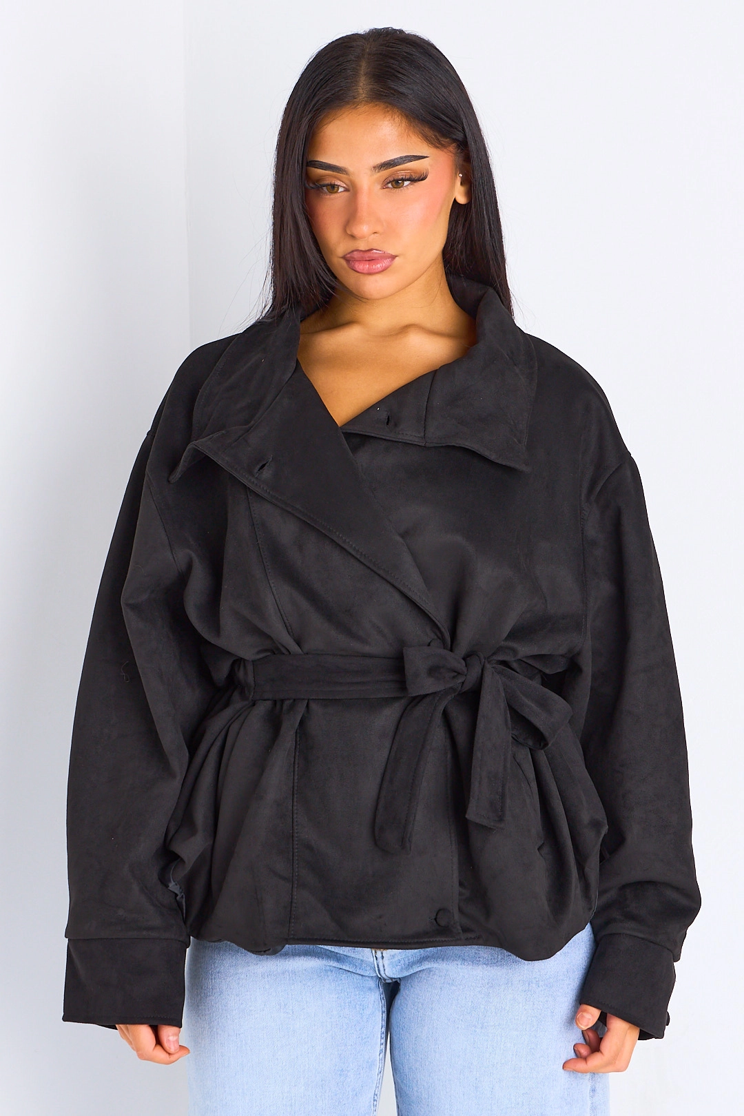 Veste courte en daim ceinturée noire