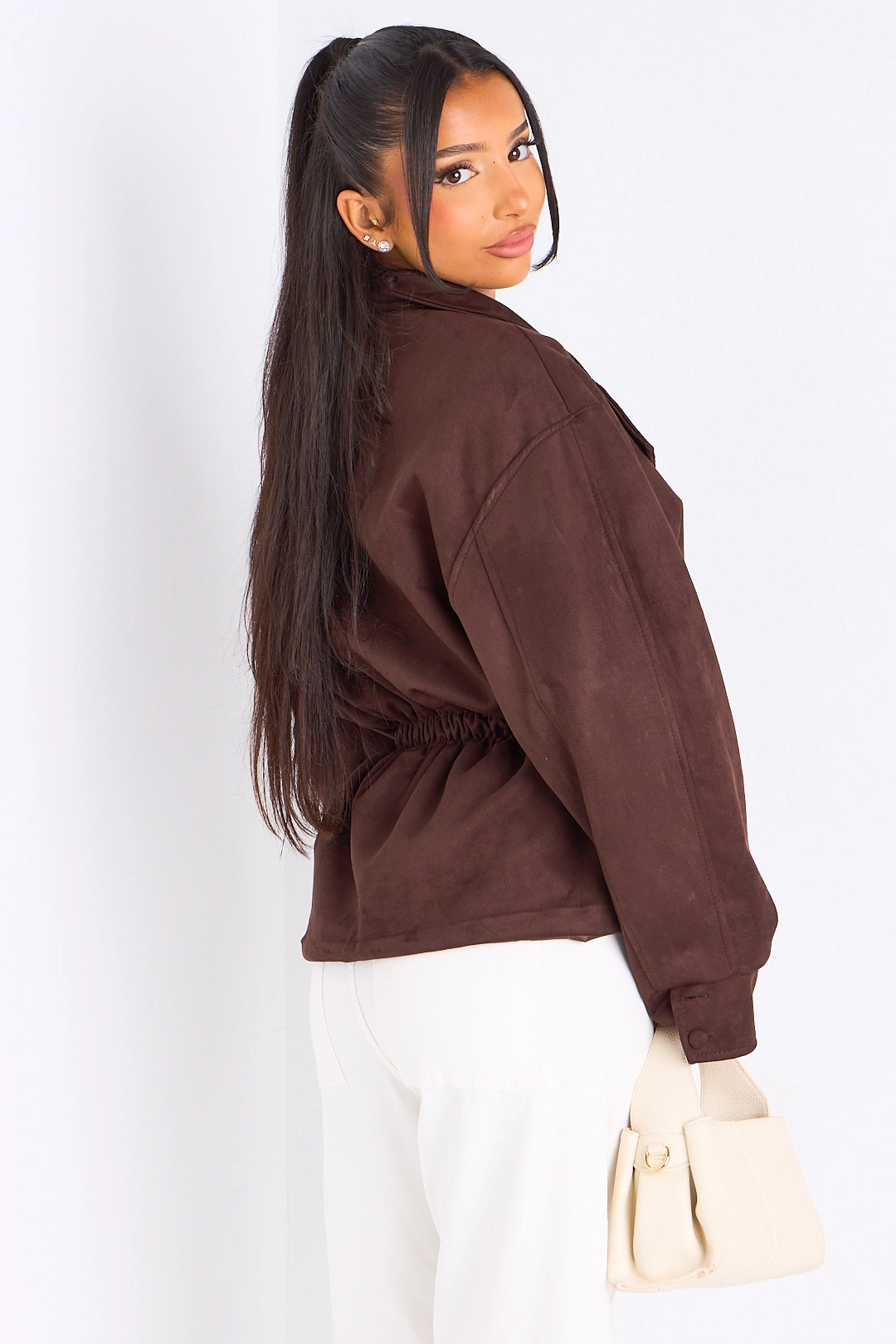 Veste courte en daim ceinturée marron