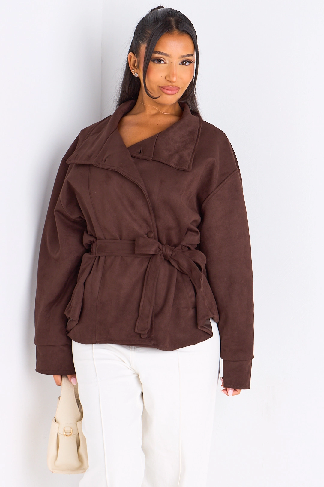 Veste courte en daim ceinturée marron