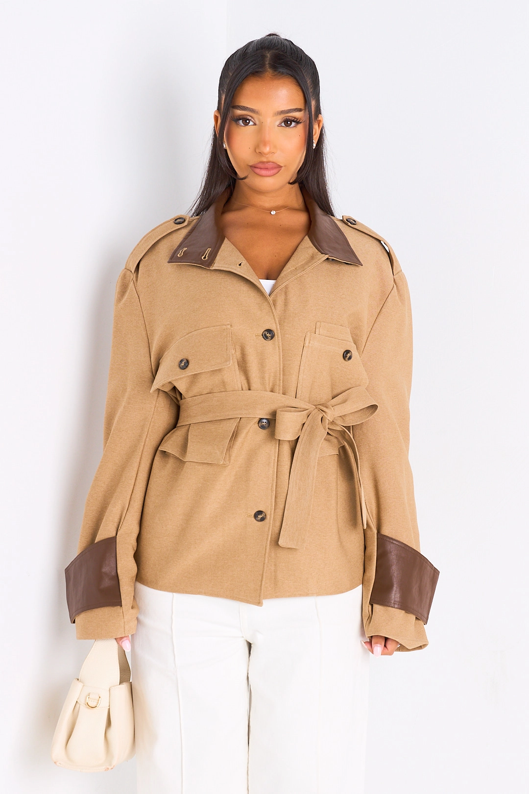 Veste camel à poches ceinturée