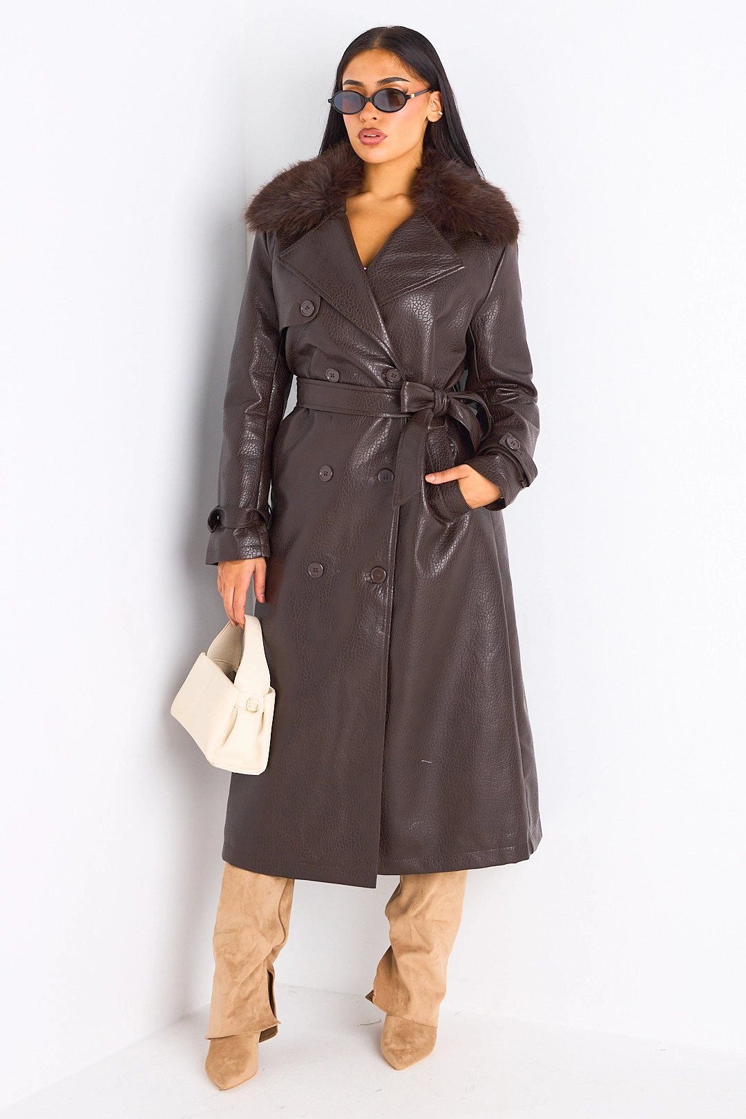 Manteau long en simili cuir maron à empiècement fourrure