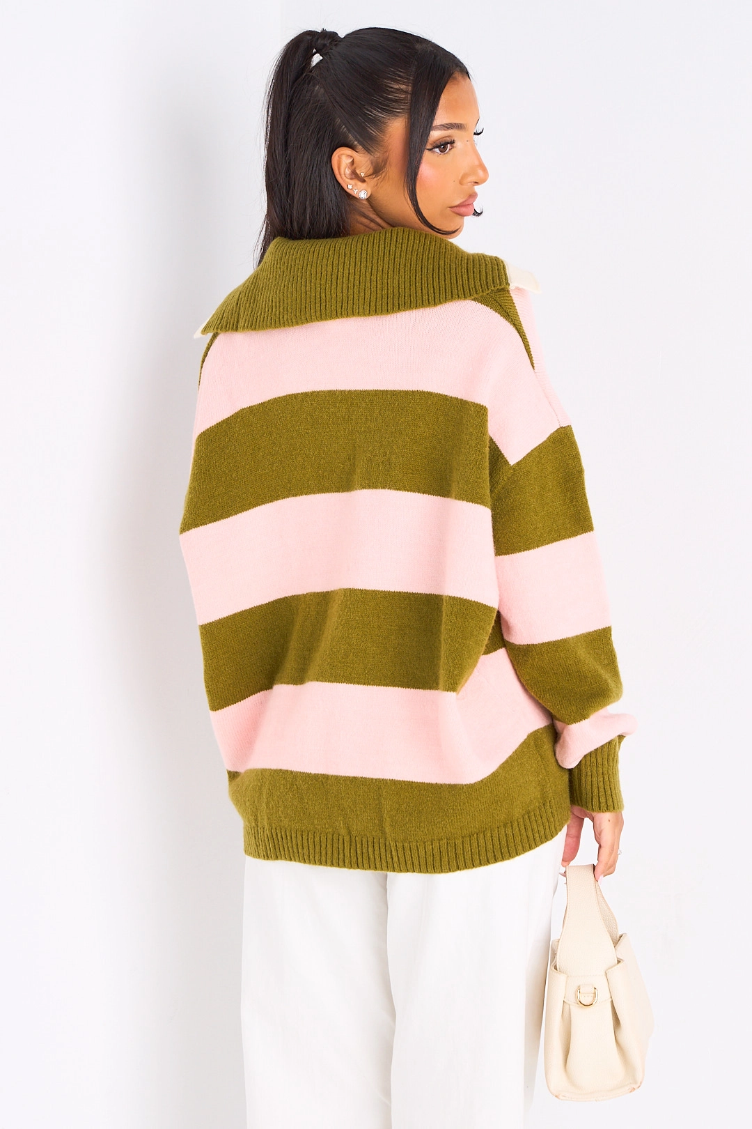 Pull en laine vert à rayures roses