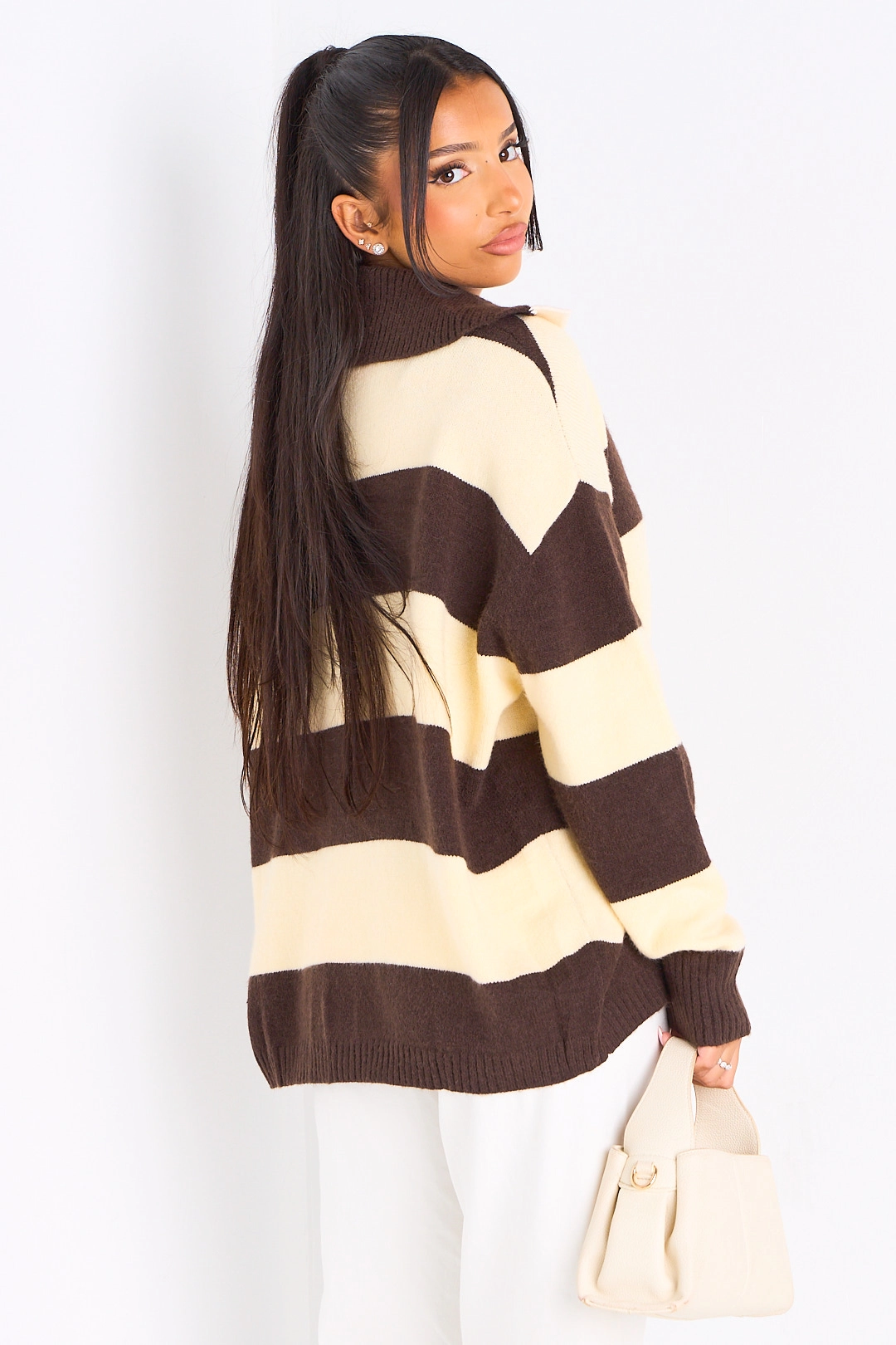 Pull en laine marron à rayures beiges