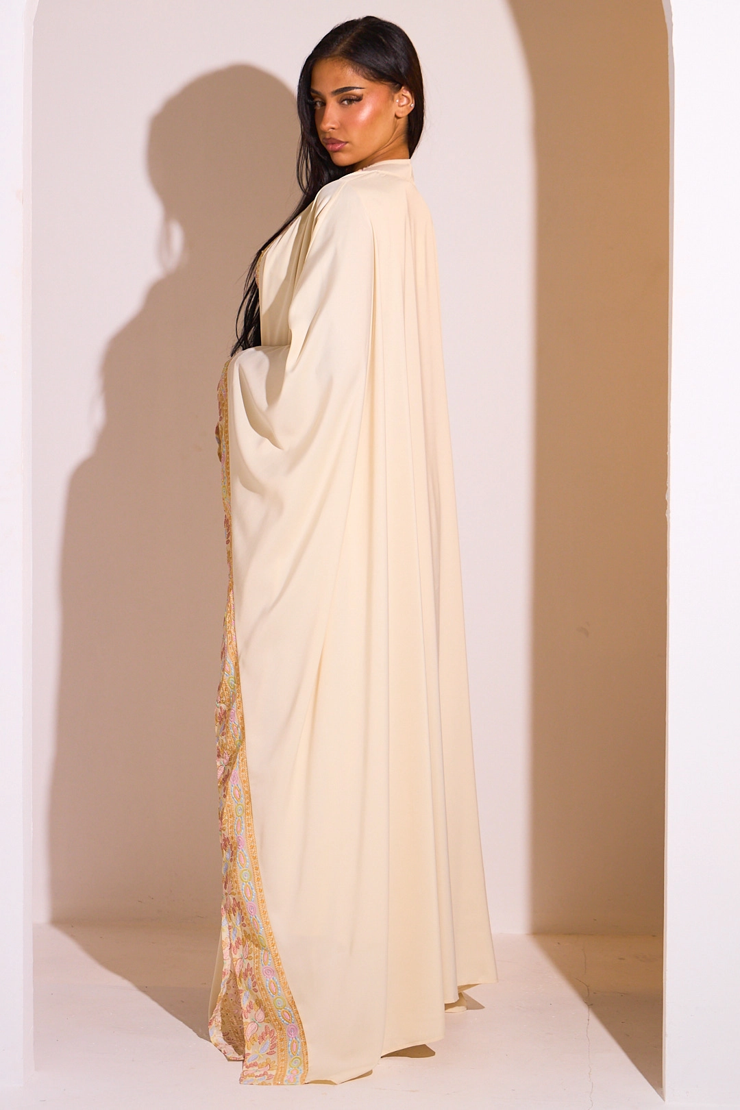 Ensemble 2 pièces : abaya + kimono écru à motif géométrique