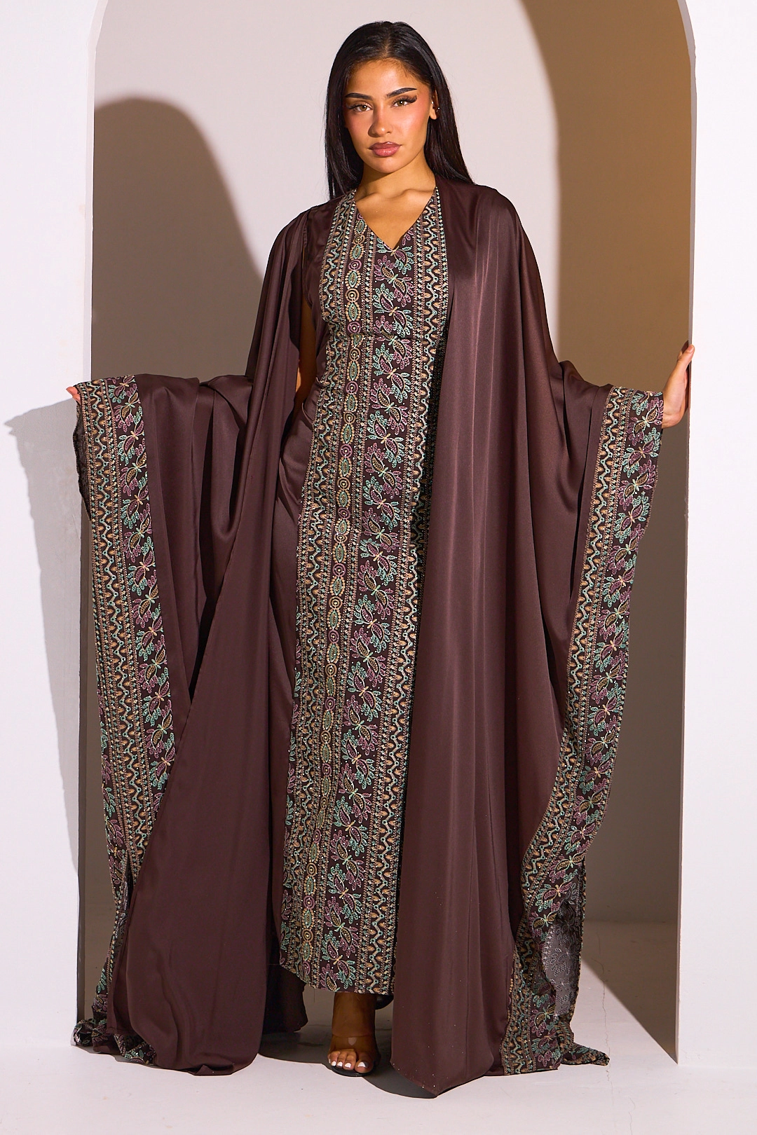 Ensemble 2 pièces : abaya + kimono marron à motif géométrique