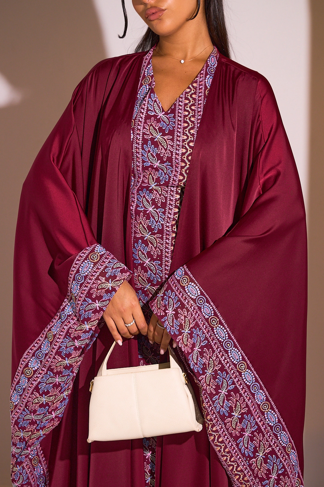 Ensemble 2 pièces : abaya + kimono bordeaux à motif géométrique