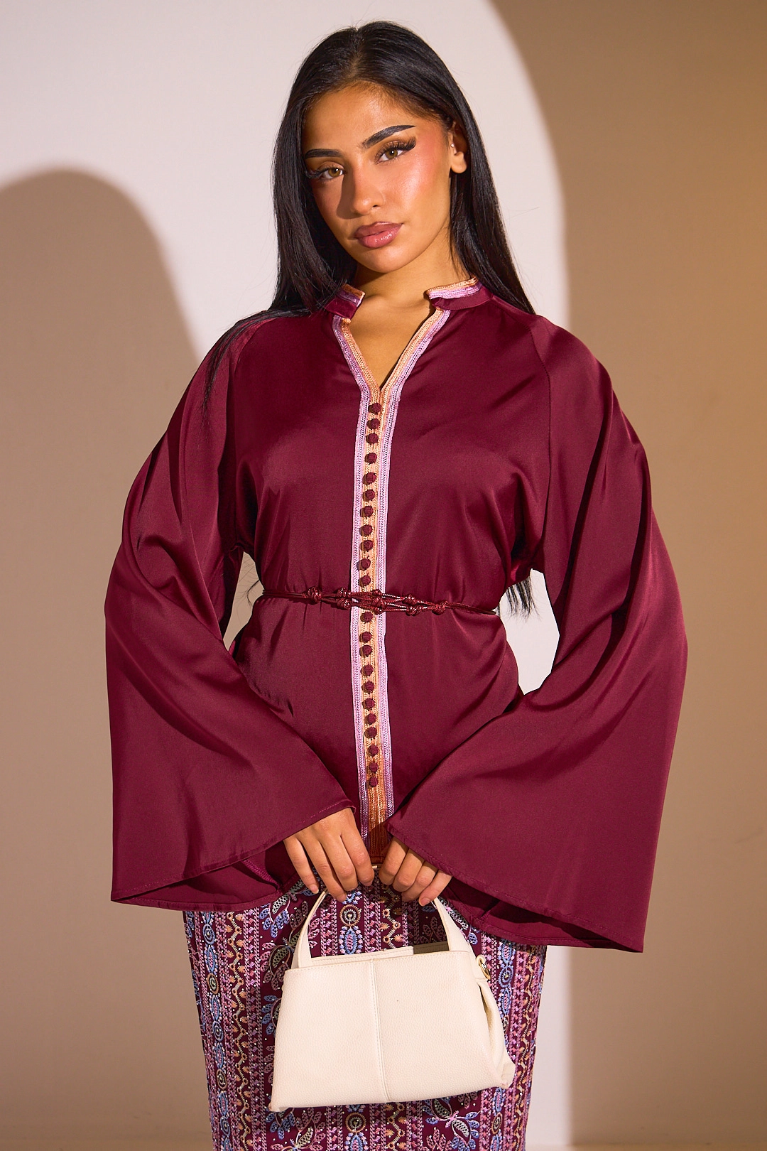 Ensemble 2 pièces : blouse + jupe bordeaux à motifs colorés