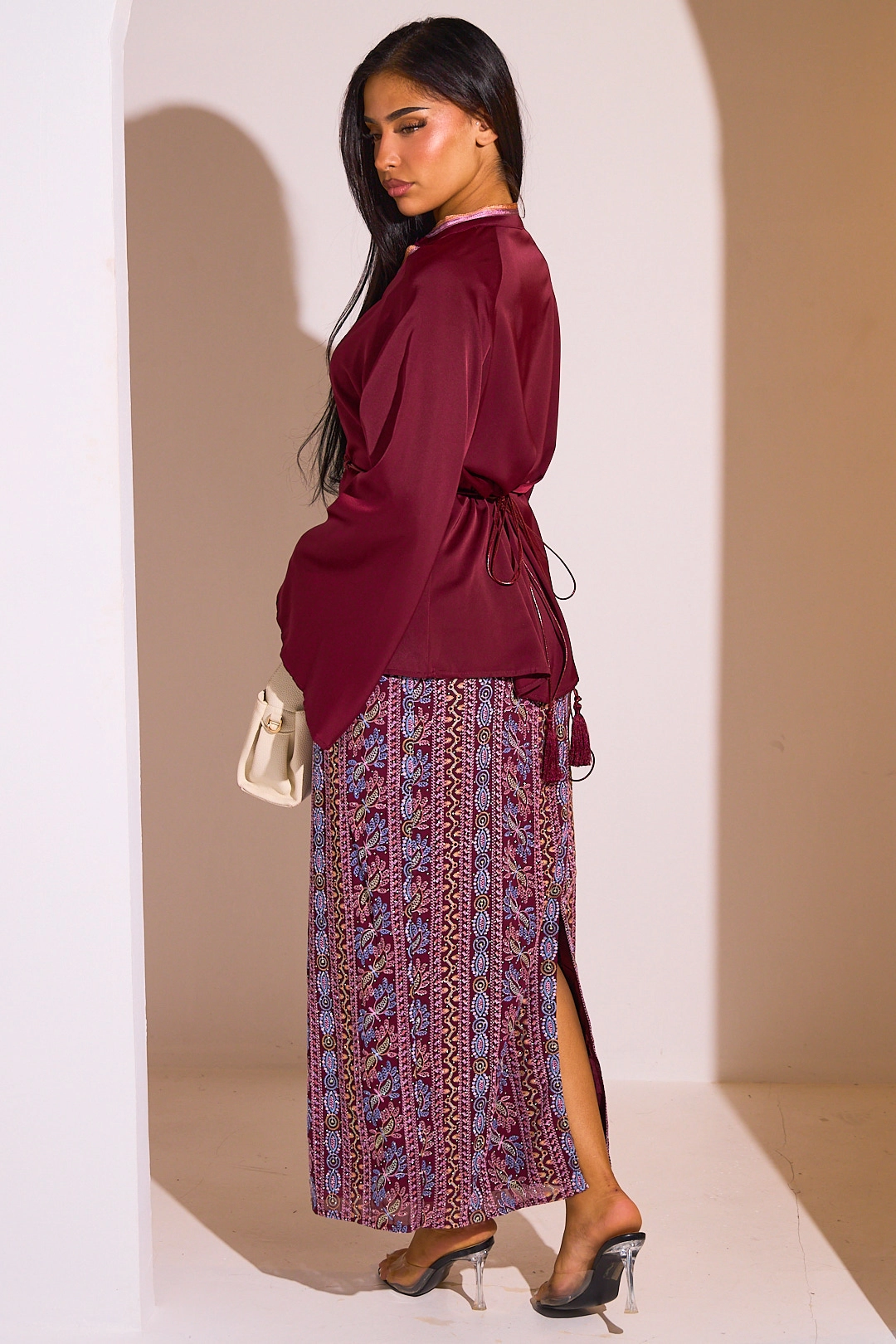 Ensemble 2 pièces : blouse + jupe bordeaux à motifs colorés