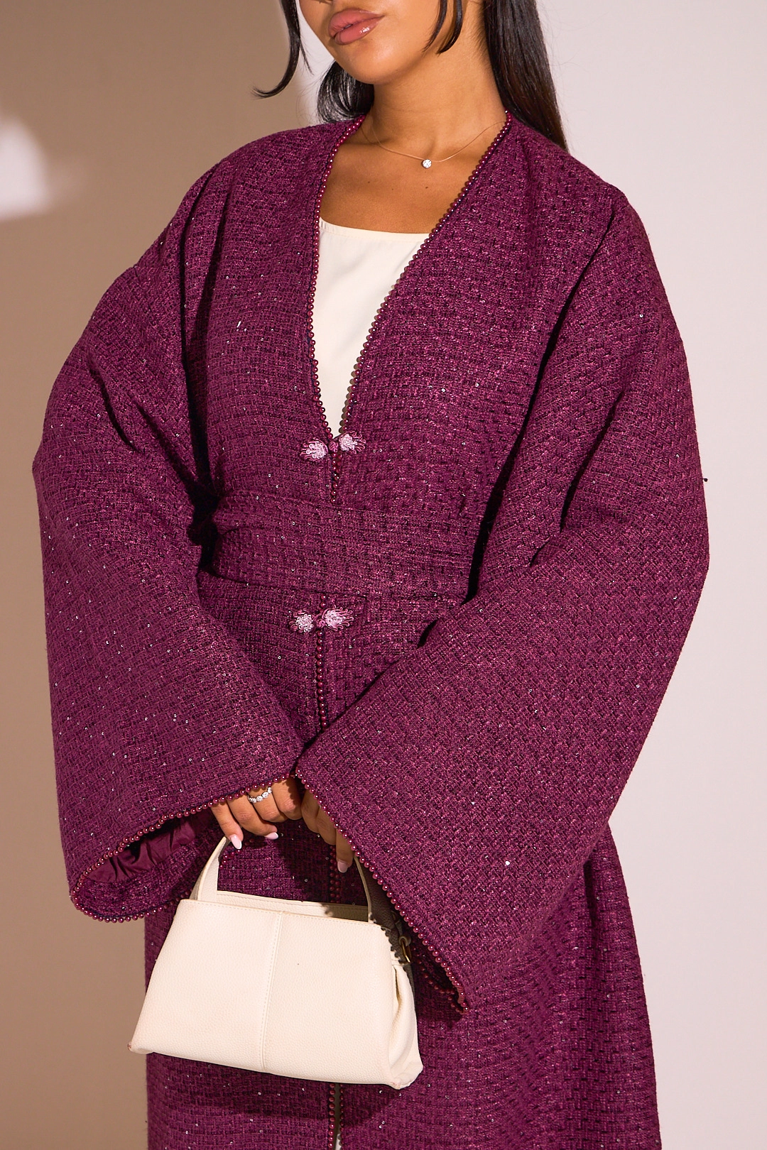 Kimono bordeaux ceinturé à détails perlés