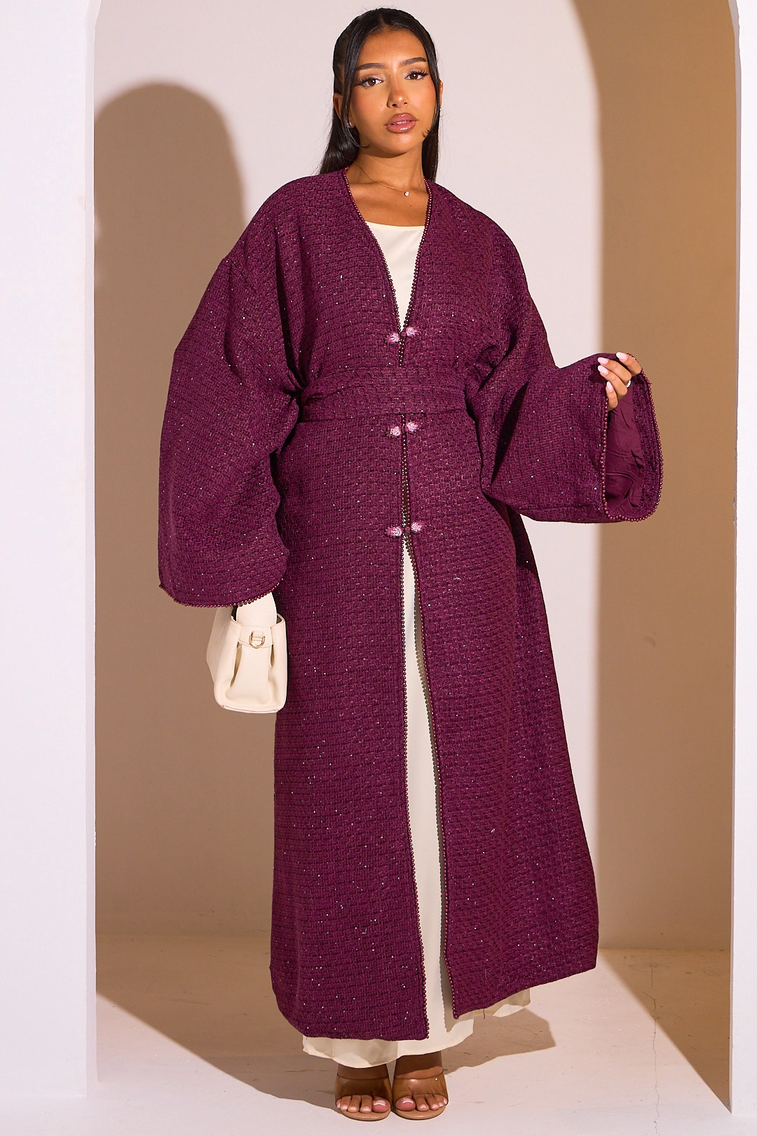 Kimono bordeaux ceinturé à détails perlés
