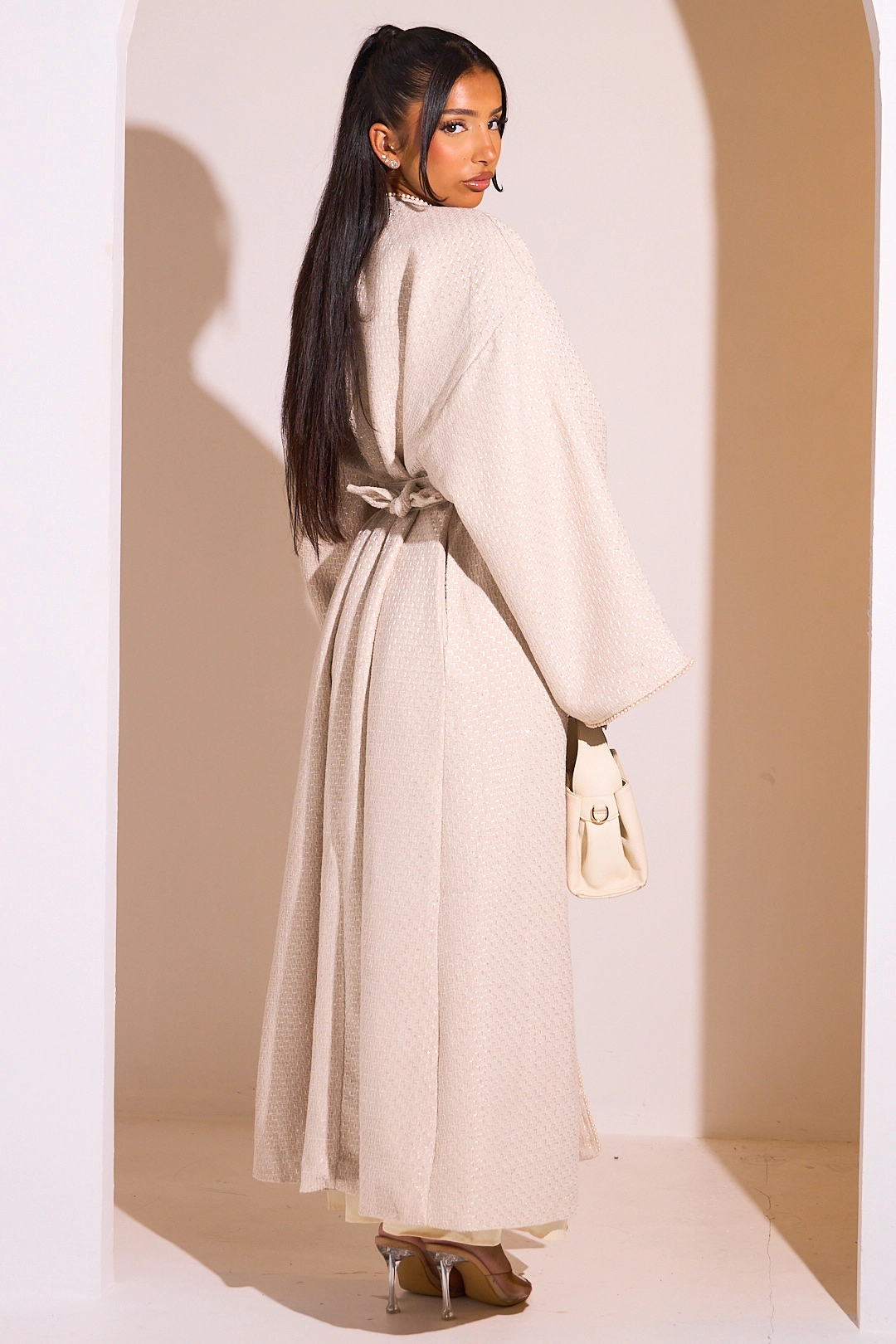 Kimono beige ceinturé à détails perlés