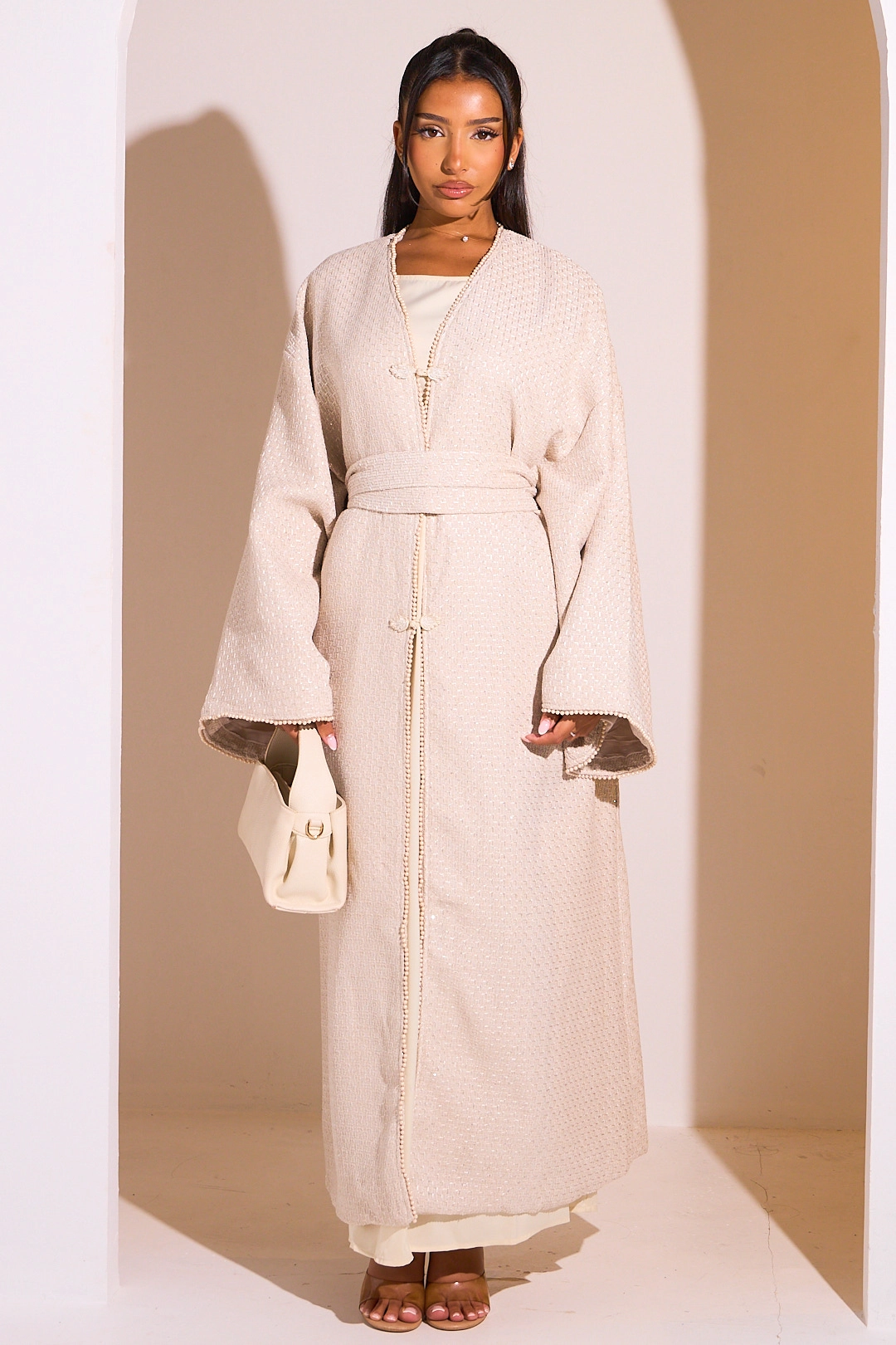 Kimono beige ceinturé à détails perlés