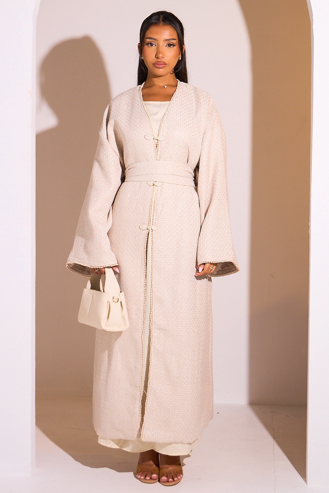 Kimono beige ceinturé à détails perlés