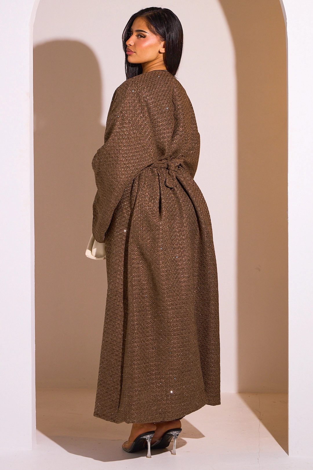 Kimono marron ceinturé à détails perlés