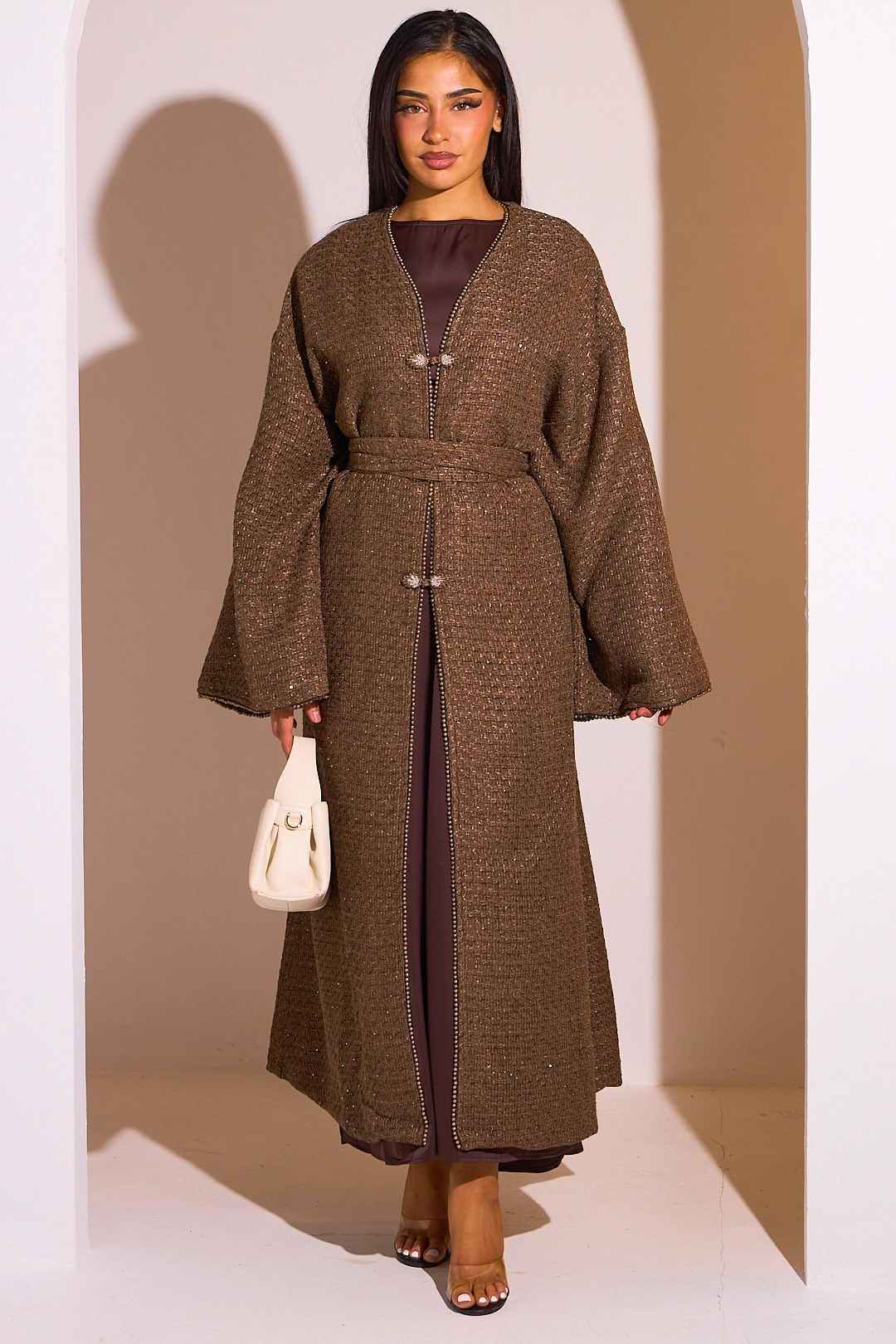 Kimono marron ceinturé à détails perlés