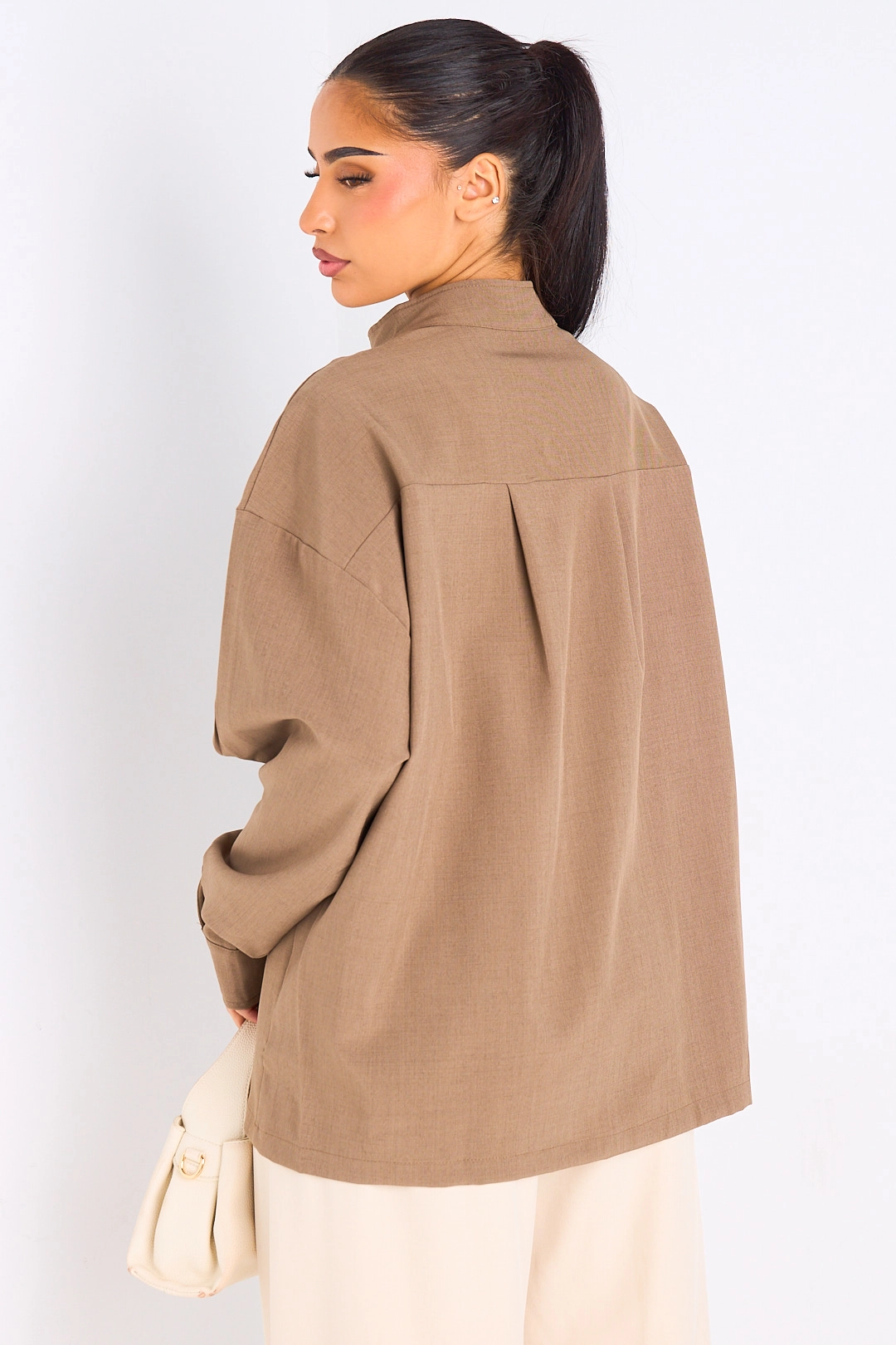 Blouse camel à col montant boutonné