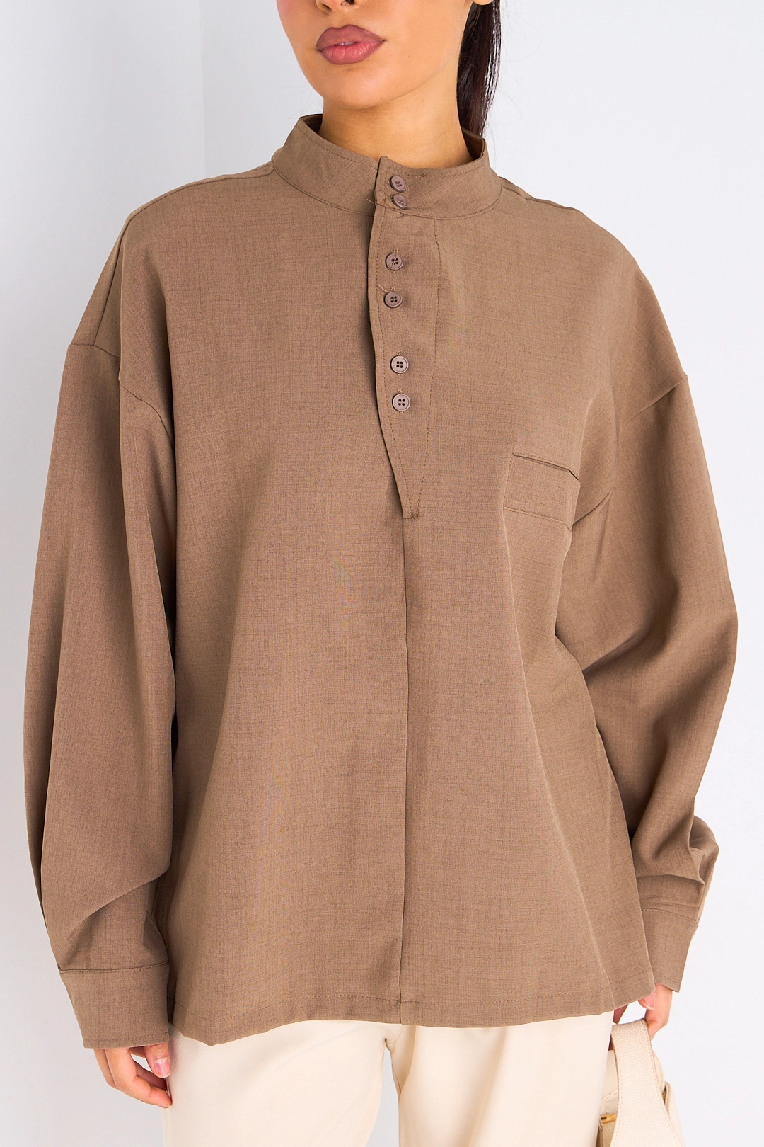 Blouse camel à col montant boutonné