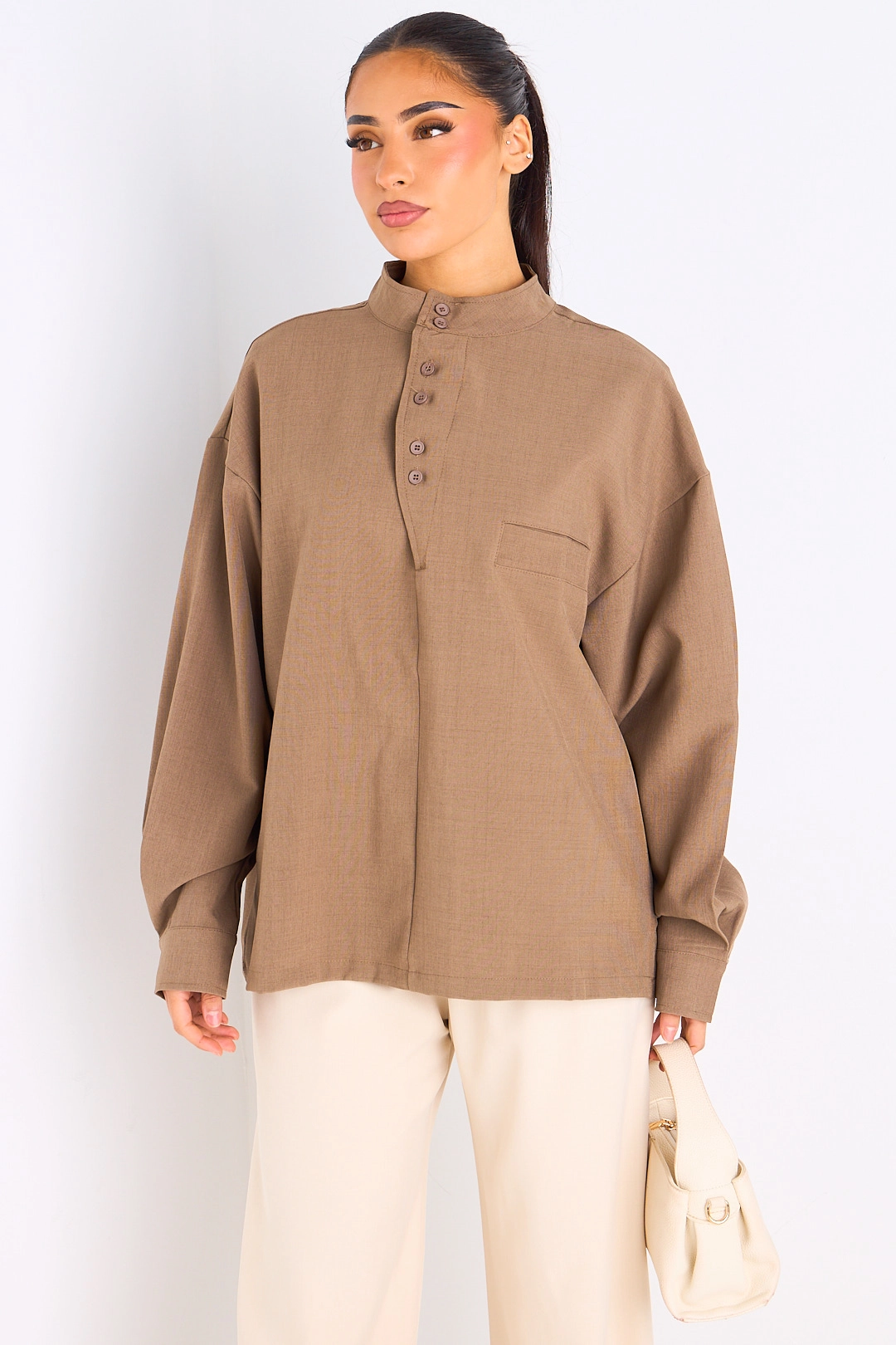 Blouse camel à col montant boutonné