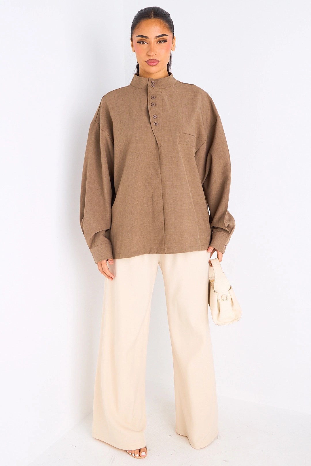 Blouse camel à col montant boutonné