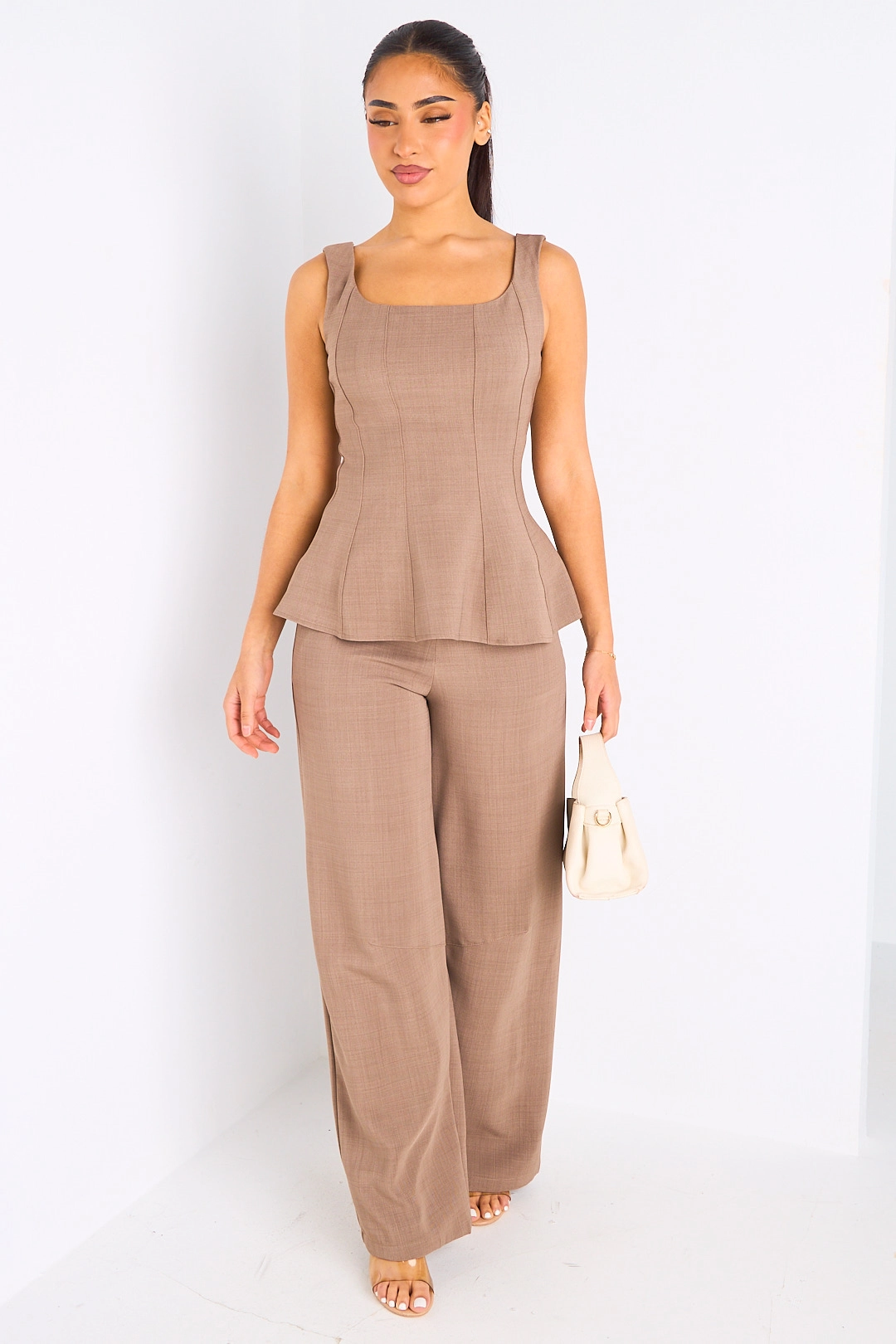 Ensemble deux pièces taupe haut à bretelles + pantalon tailleur à coupe droite