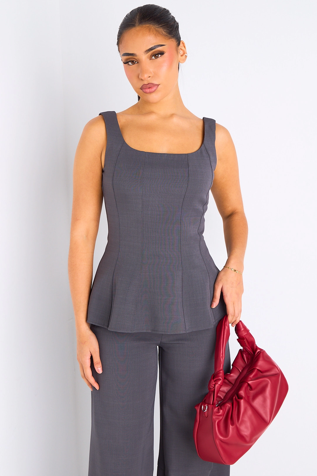 Ensemble deux pièces gris haut à bretelles + pantalon tailleur à coupe droite