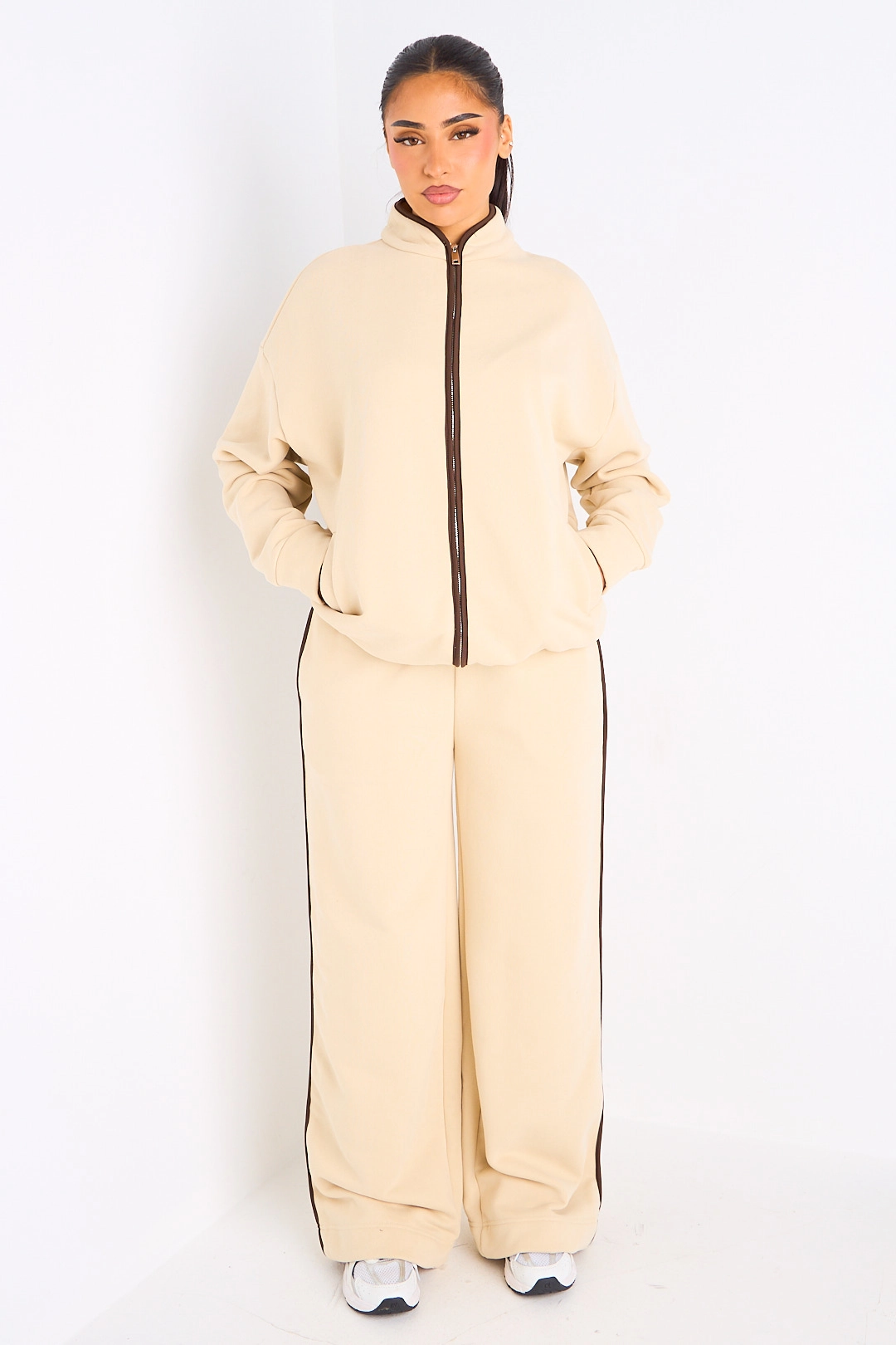 Ensemble deux pièces beige à bandes blanches veste + jogging coupe droite