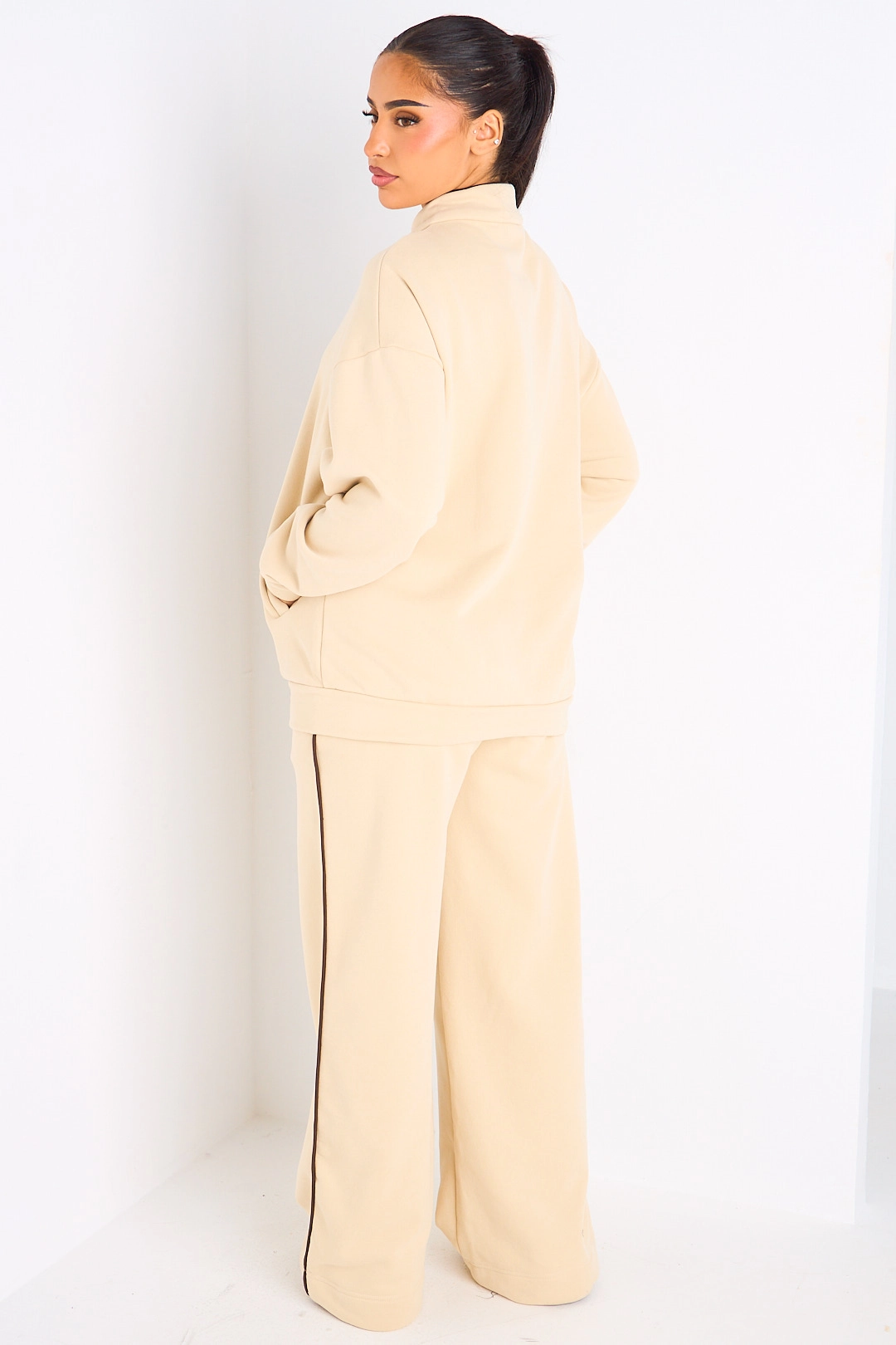 Ensemble deux pièces beige à bandes blanches veste + jogging coupe droite