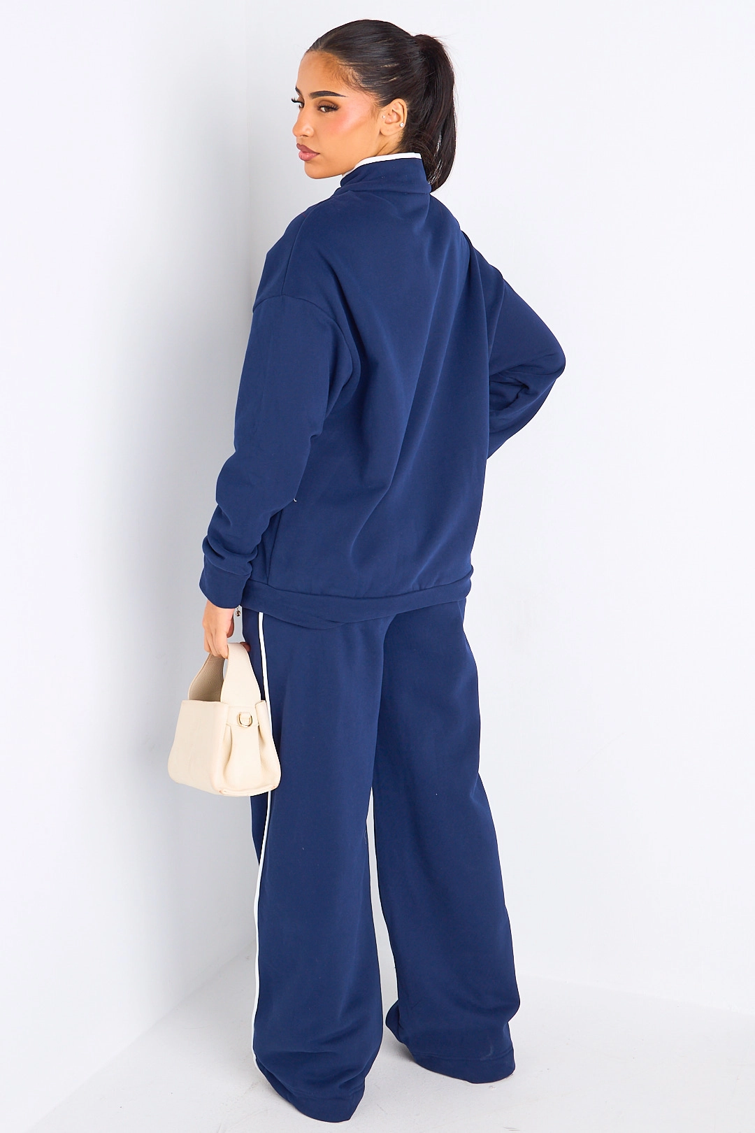 Ensemble deux pièces bleu à bandes blanches veste + jogging coupe droite