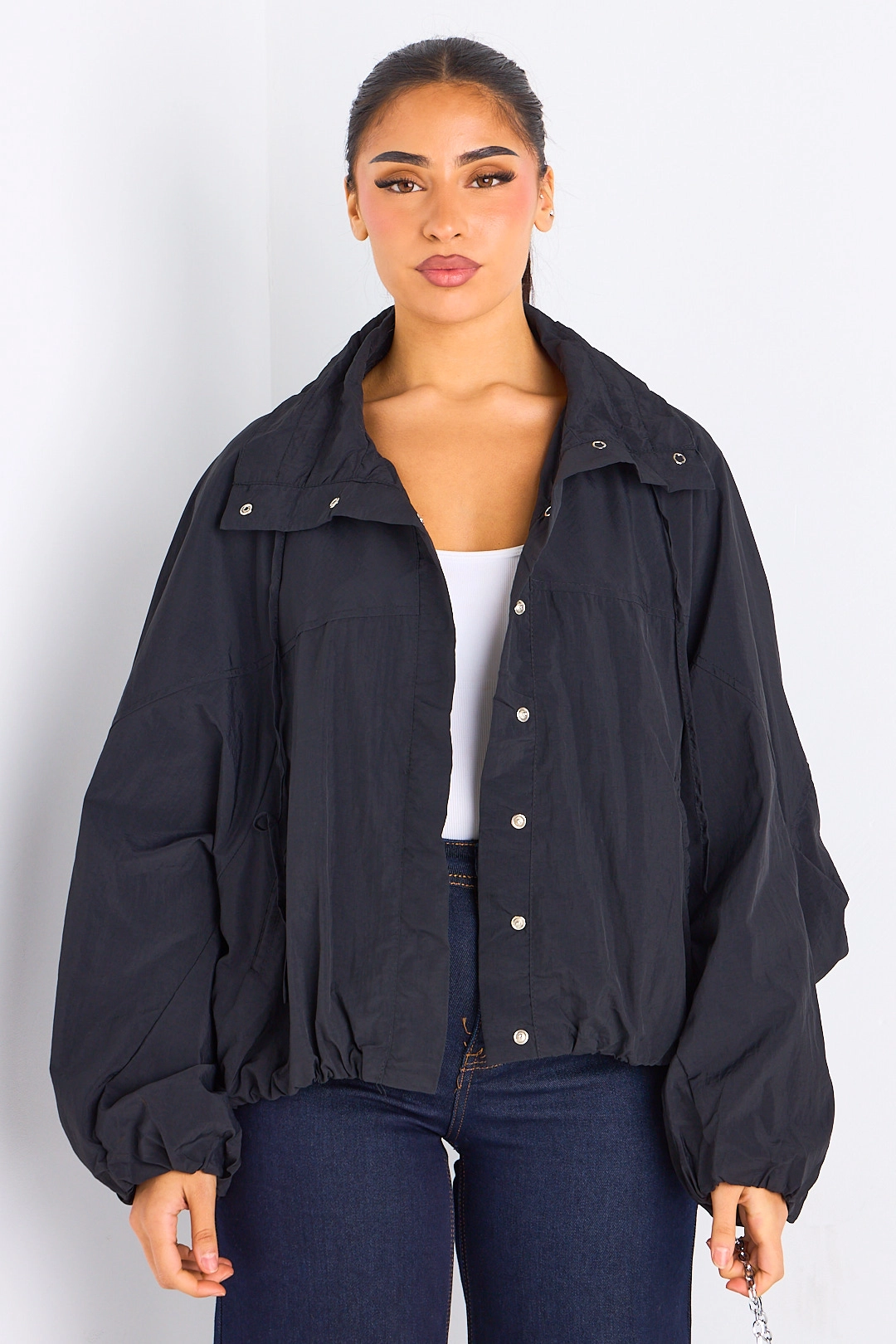 Veste noire à manches longues et col montant effet K-way