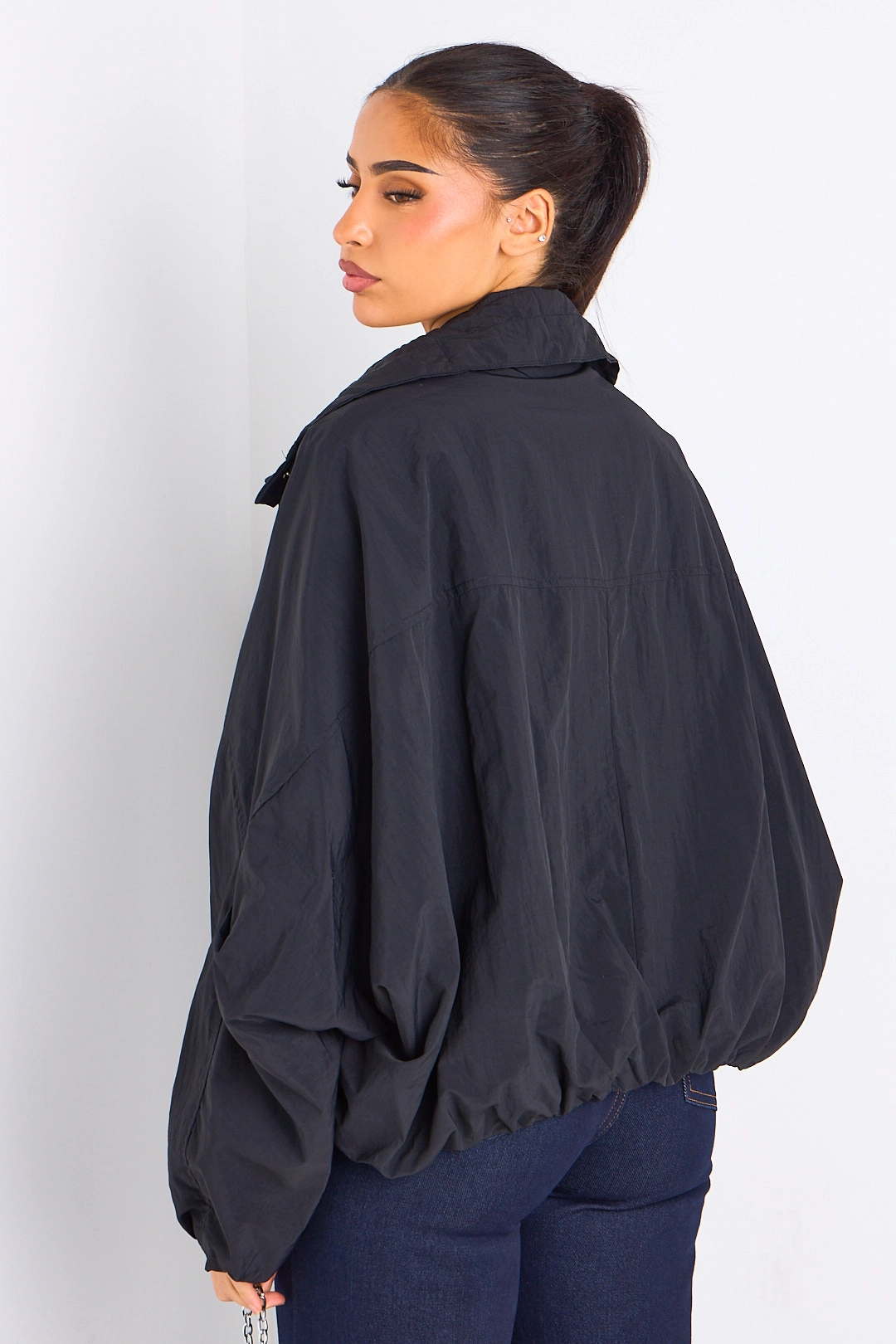 Veste noire à manches longues et col montant effet K-way