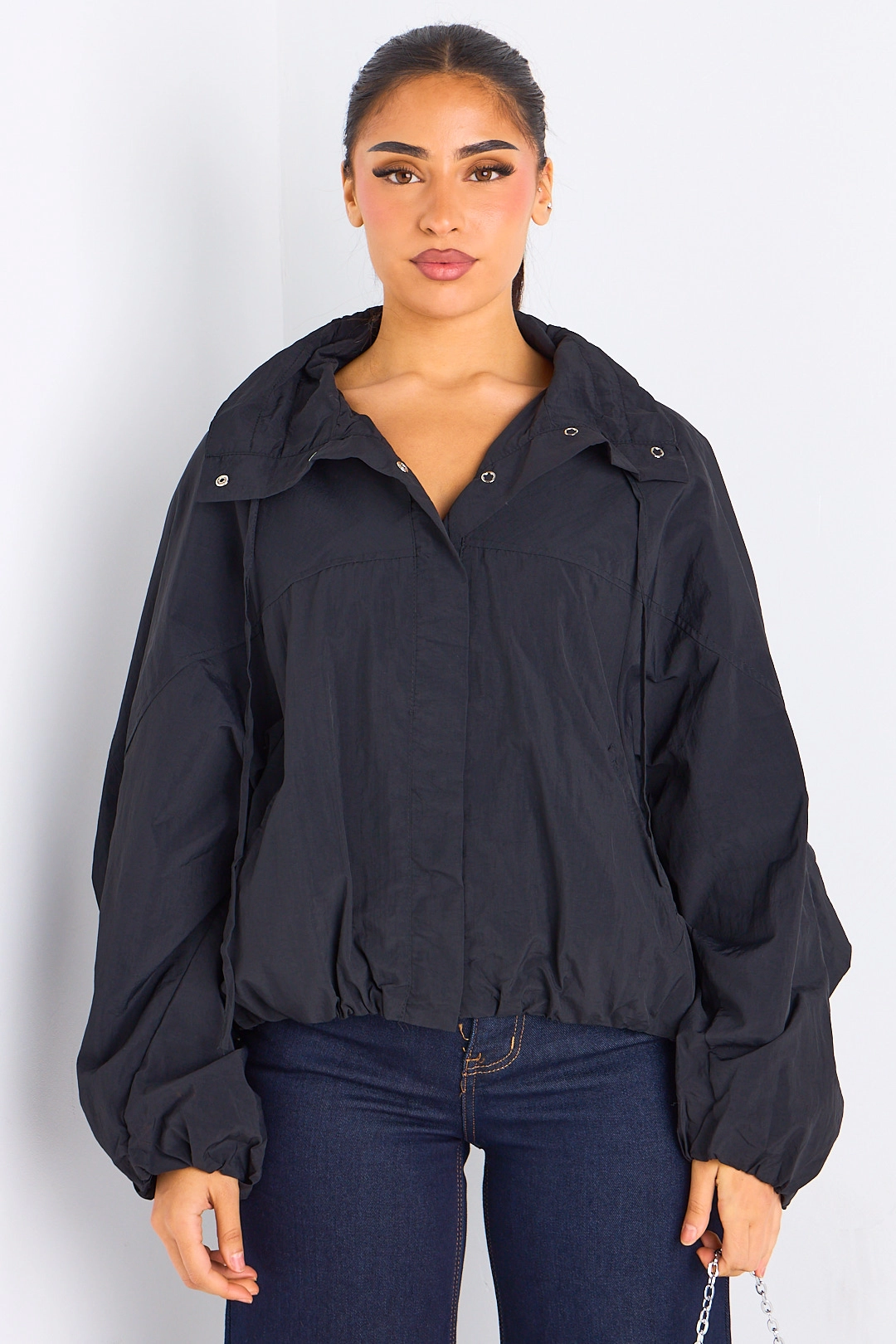 Veste noire à manches longues et col montant effet K-way