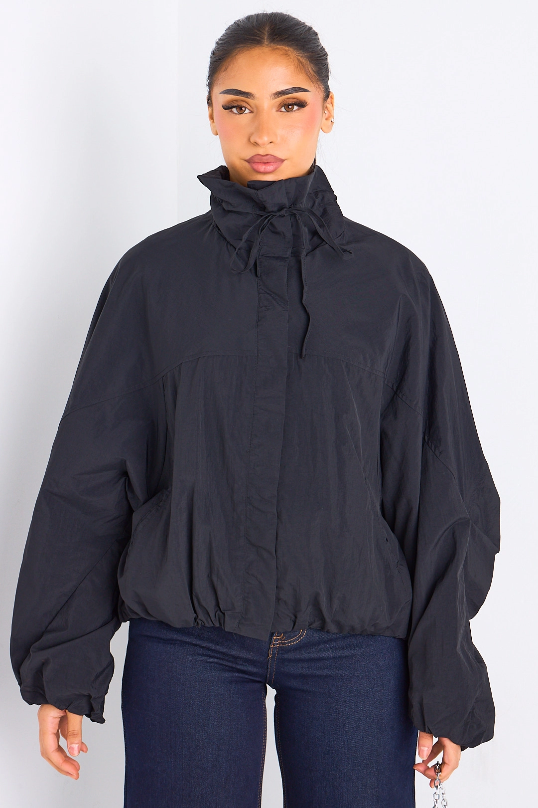Veste noire à manches longues et col montant effet K-way