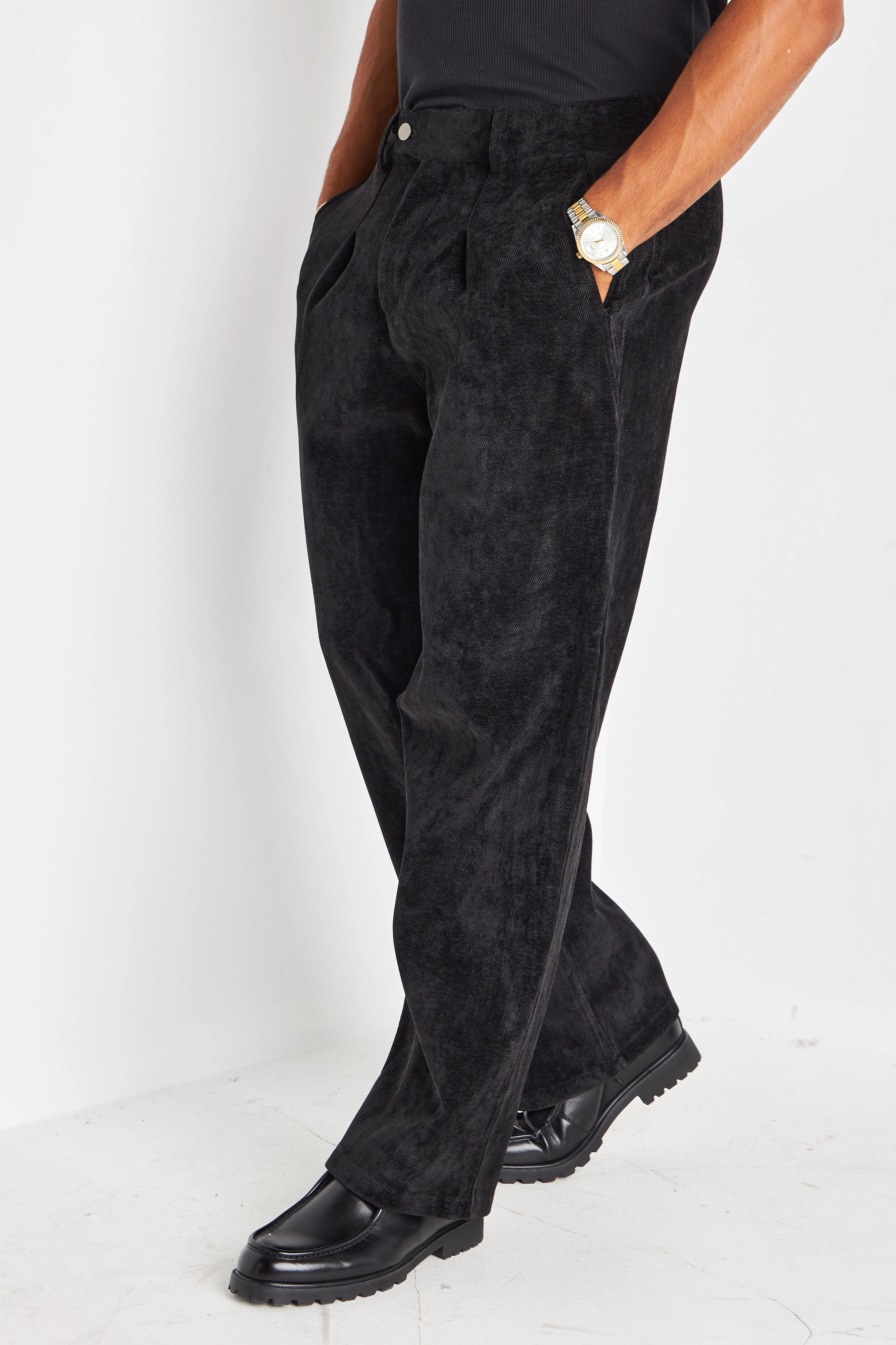 Pantalon noir coupe droite en suédine à effet côtelé