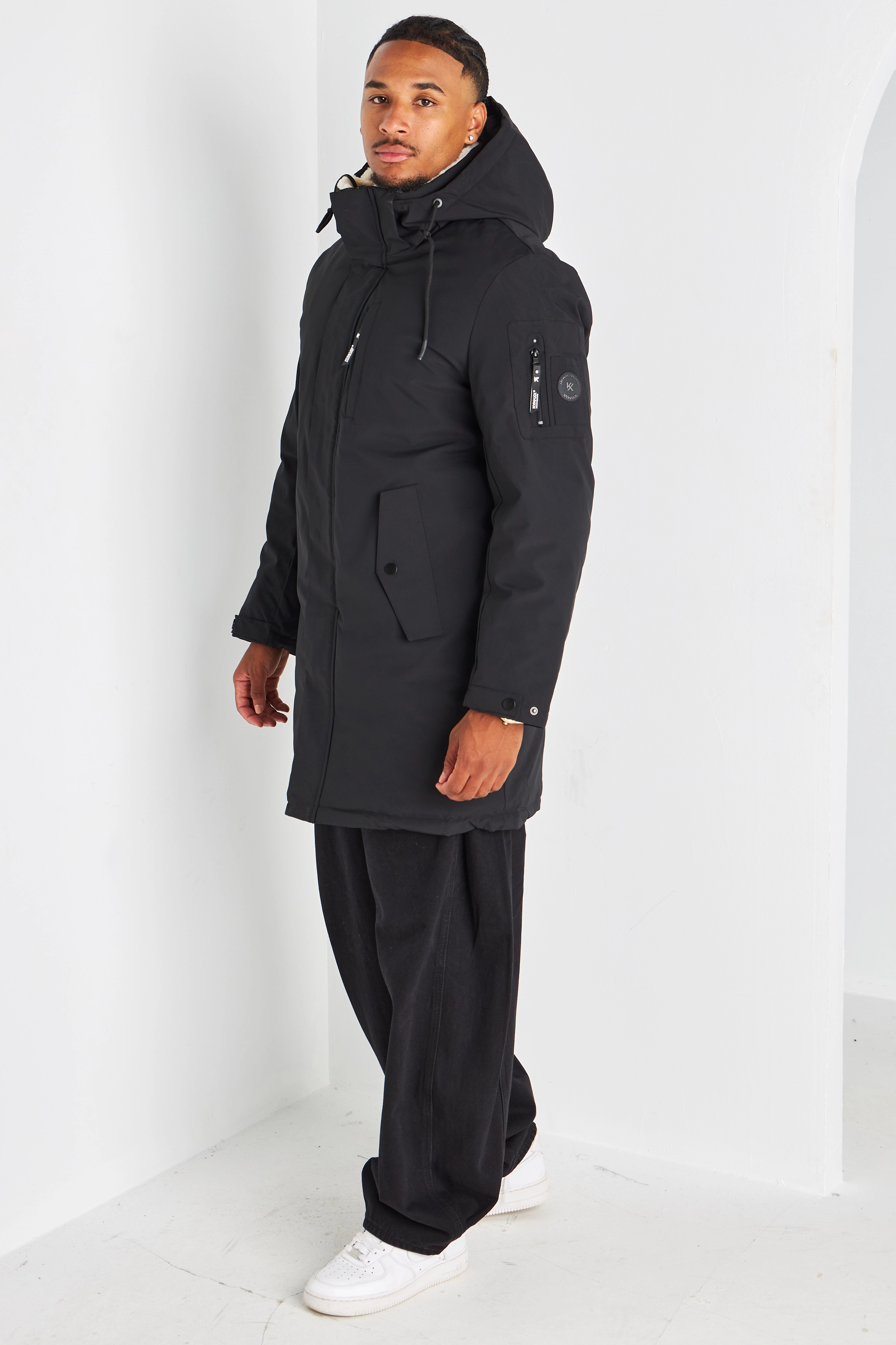 Doudoune noire à capuche et doublure peau de mouton